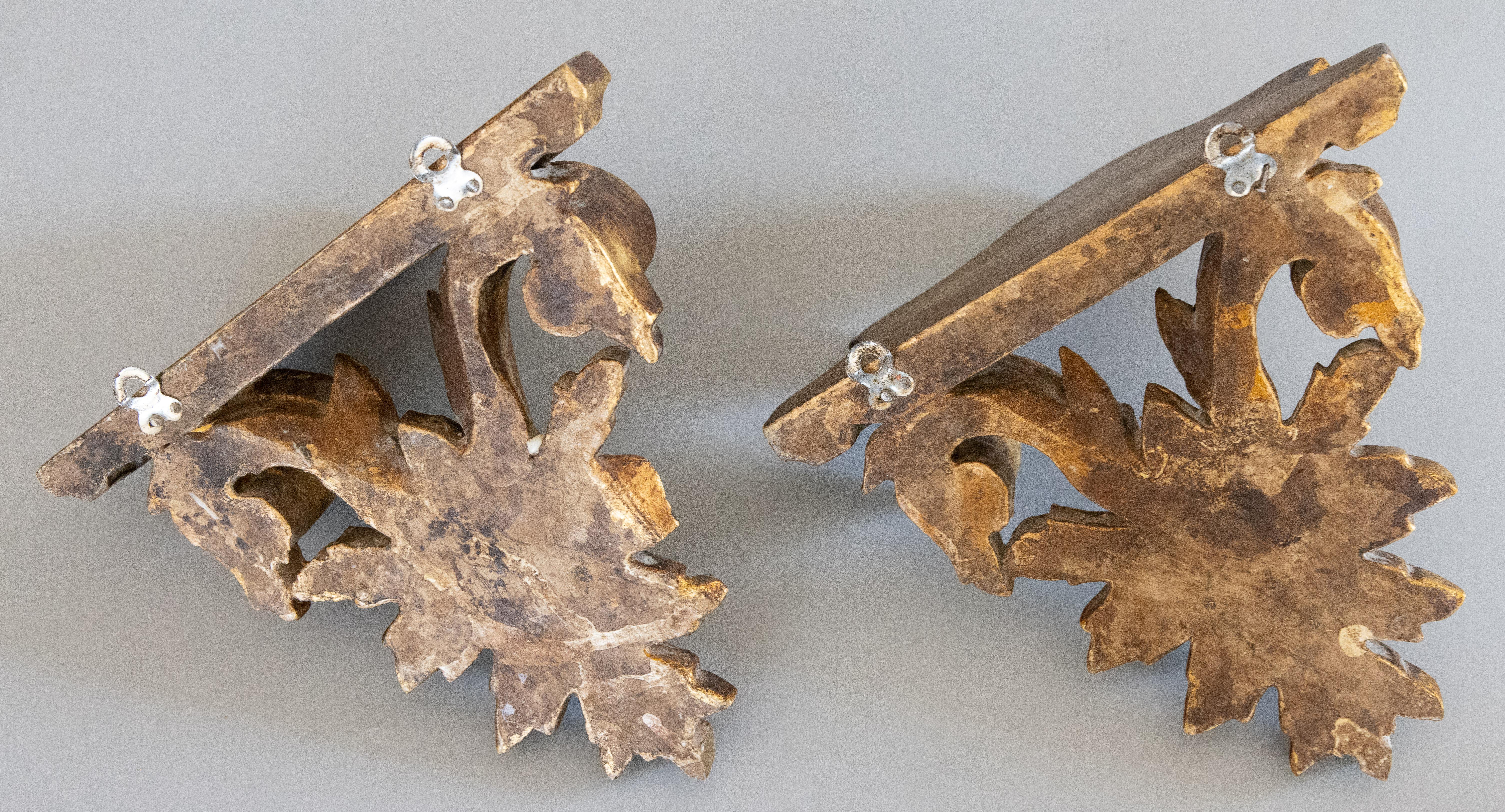 Pair of Mid-20th Century Italian Giltwood Roses Wall Brackets Shelves For Sale 3
