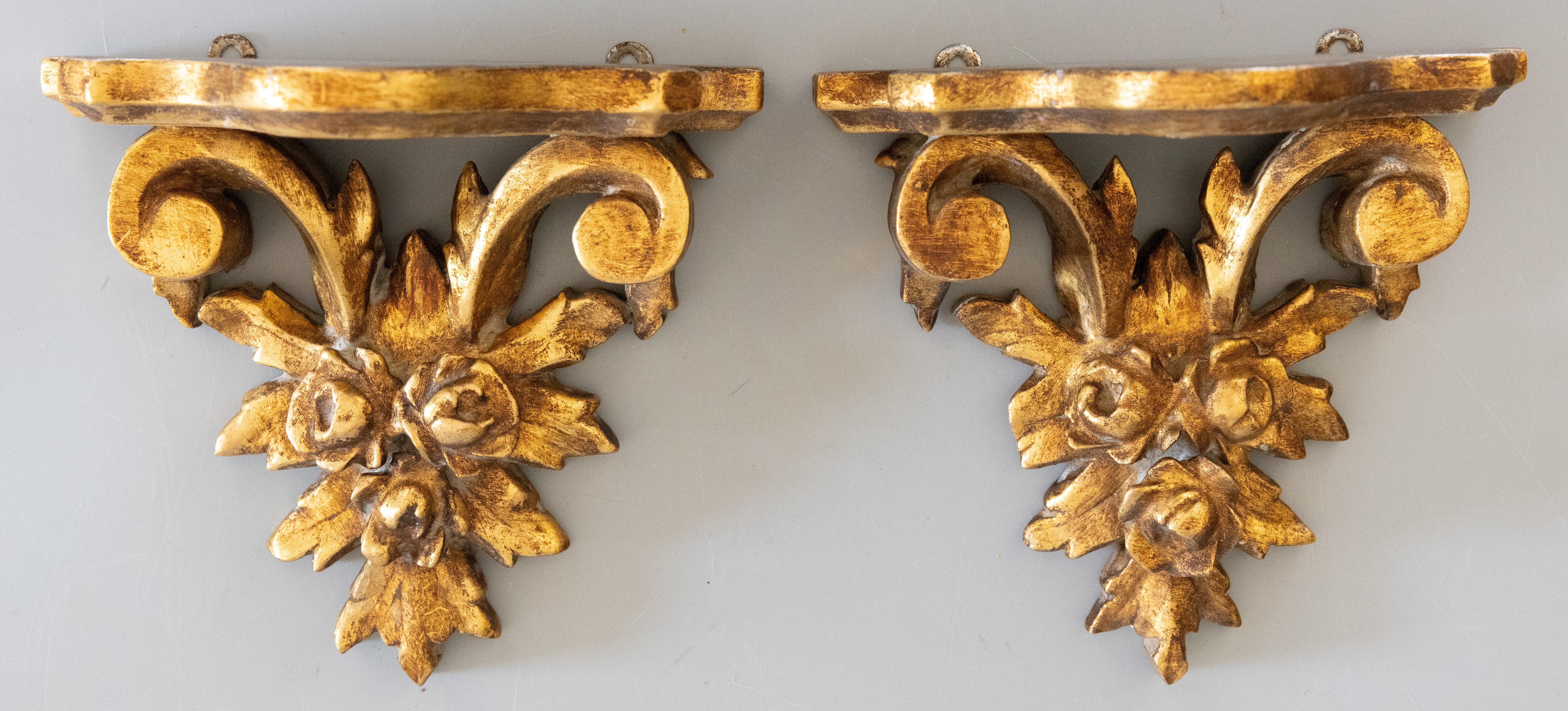 Pair of Mid-20th Century Italian Giltwood Roses Wall Brackets Shelves For Sale 4