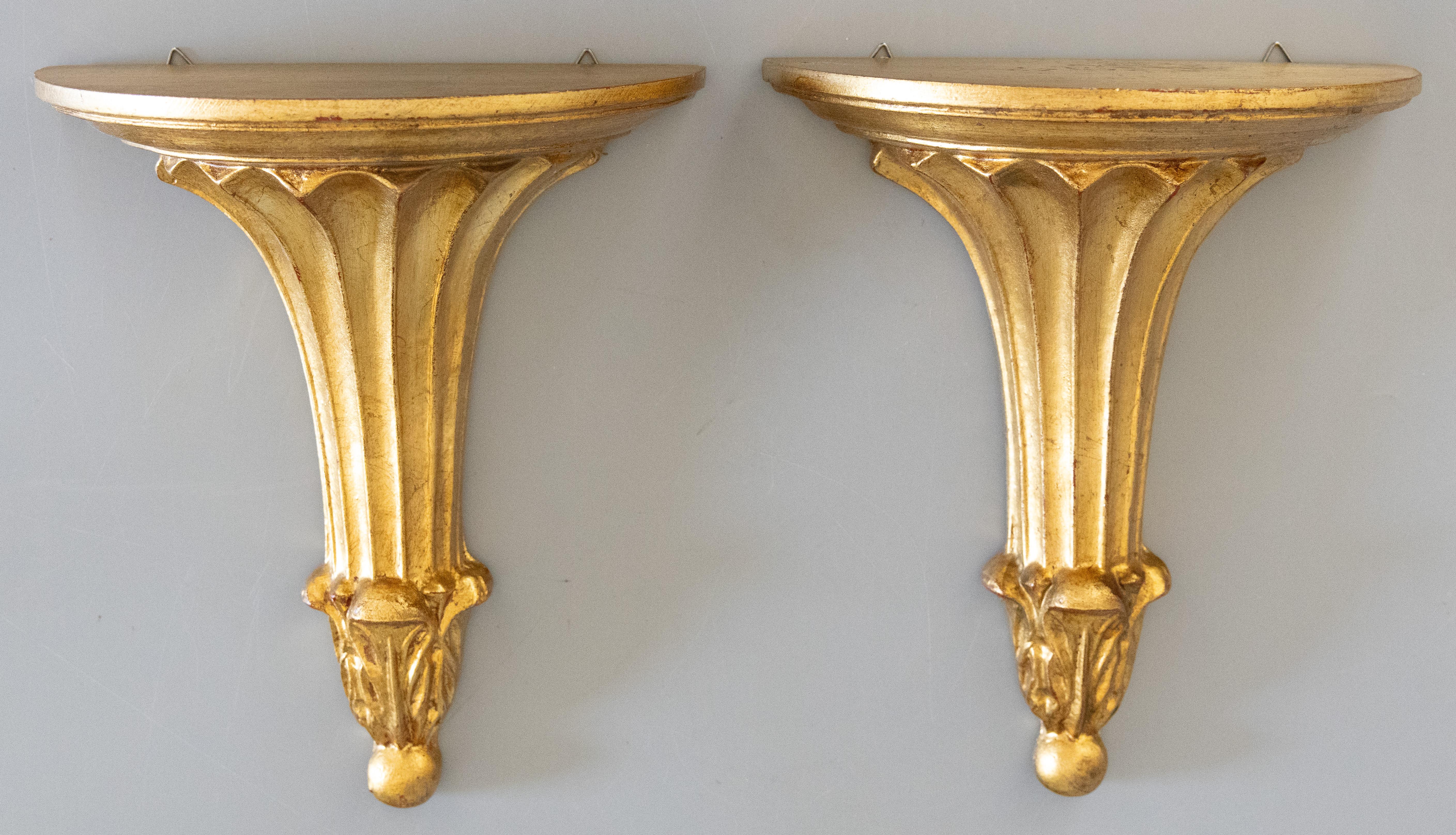 Pair of Mid-20th Century Italian Neoclassical Giltwood Wall Brackets Shelves In Good Condition In Pearland, TX