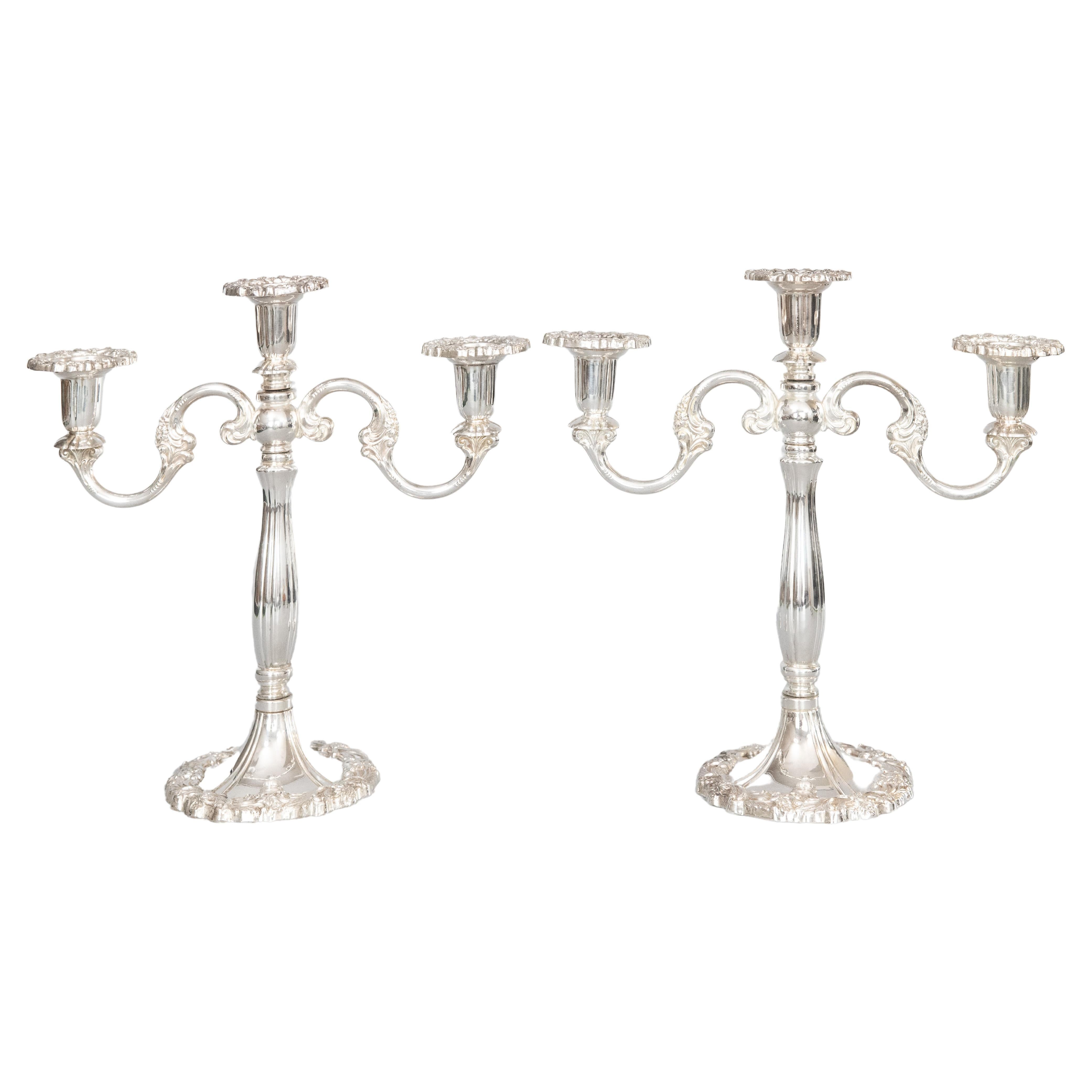 Paire de chandeliers italiens en métal argenté du milieu du 20e siècle