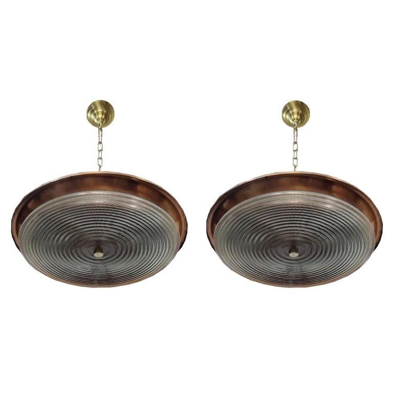 Mid-Century Modern Paire de grandes lampes à suspension en cuivre et cristal de plomb Holophane du milieu du 20e siècle en vente