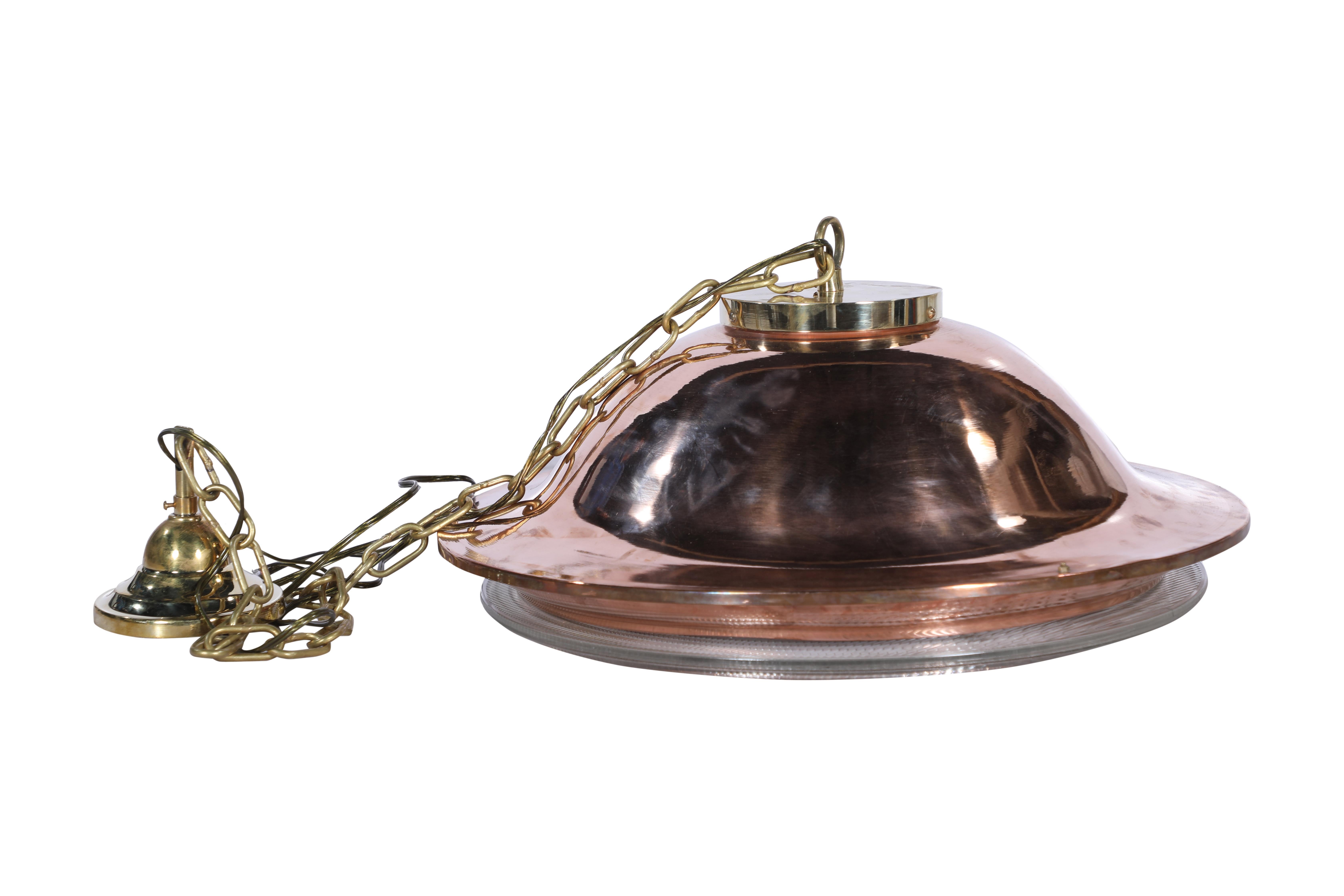 20ième siècle Paire de grandes lampes à suspension en cuivre et cristal de plomb Holophane du milieu du 20e siècle en vente