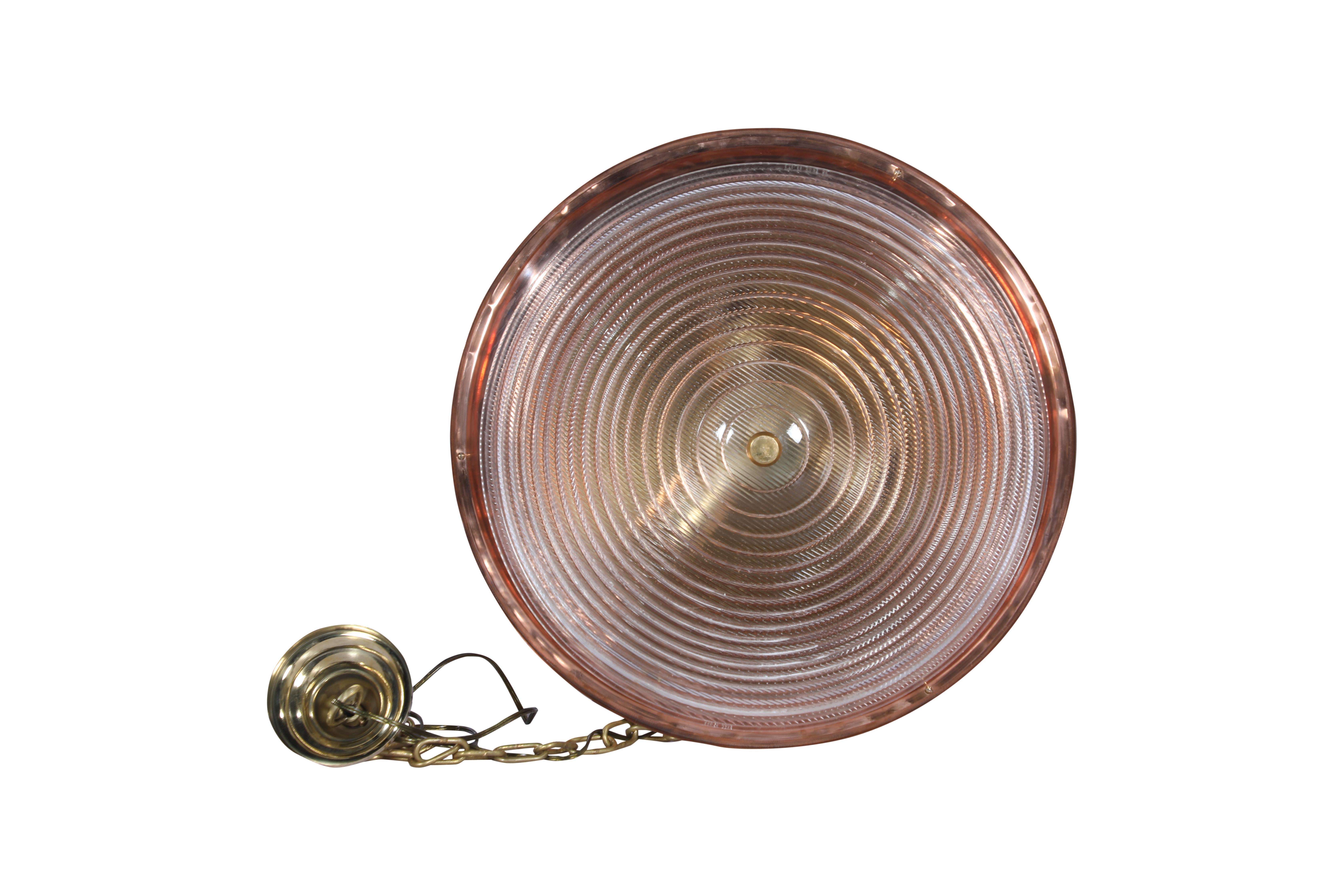 20ième siècle Paire de grandes lampes à suspension en cuivre et cristal de plomb Holophane du milieu du 20e siècle en vente