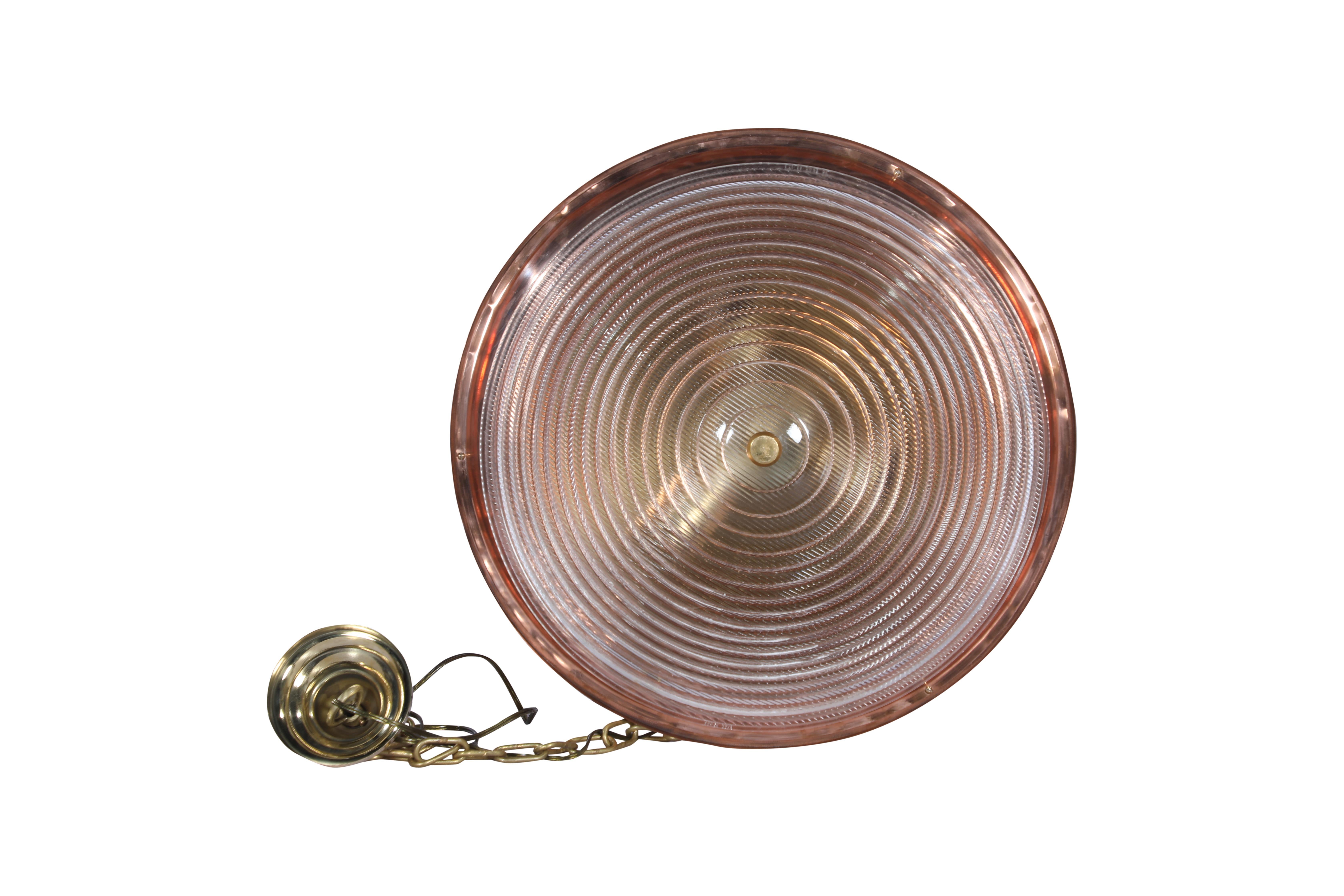 Laiton Paire de grandes lampes à suspension en cuivre et cristal de plomb Holophane du milieu du 20e siècle en vente