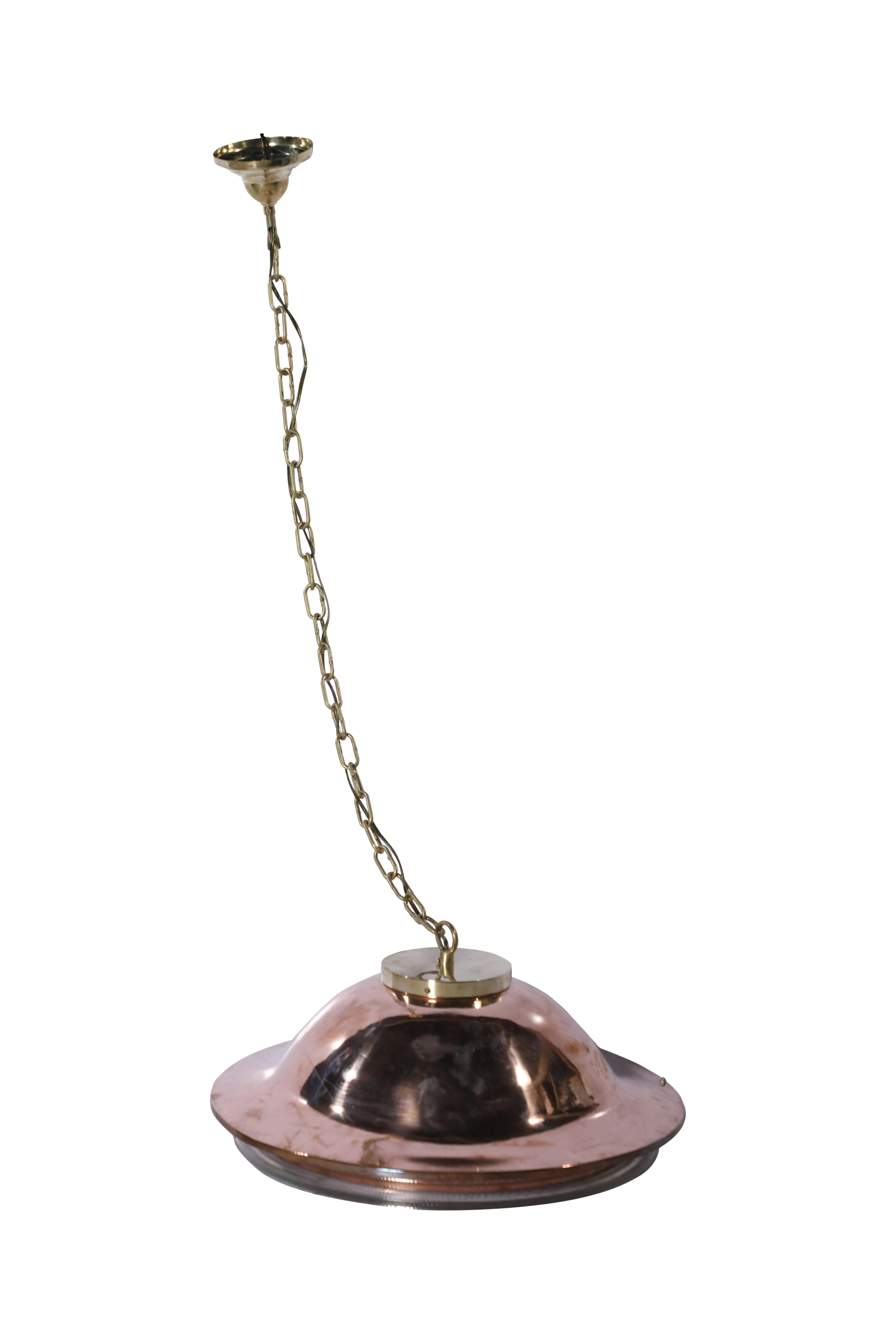Laiton Paire de grandes lampes à suspension en cuivre et cristal de plomb Holophane du milieu du 20e siècle en vente