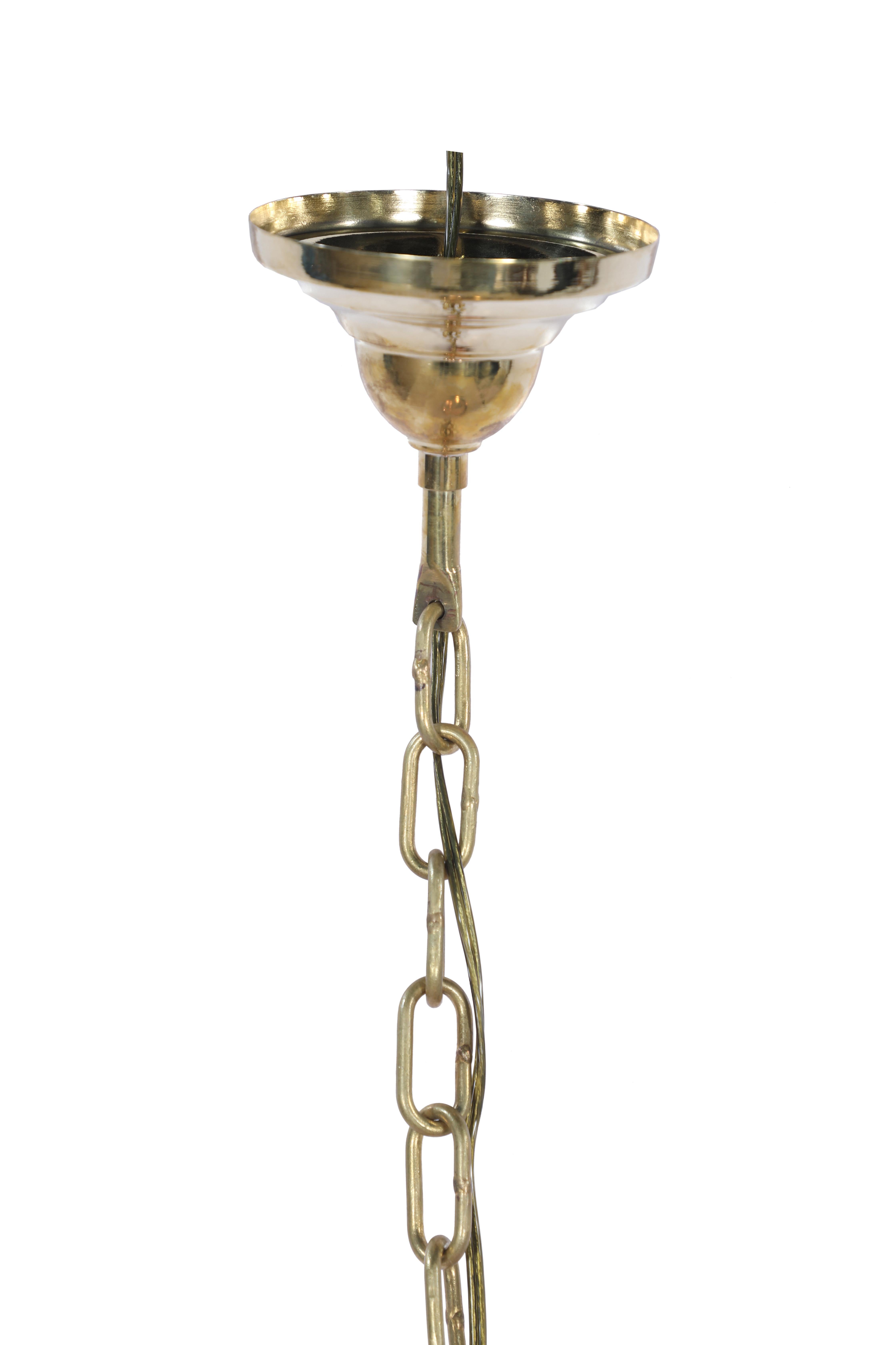 Paire de grandes lampes à suspension en cuivre et cristal de plomb Holophane du milieu du 20e siècle en vente 1