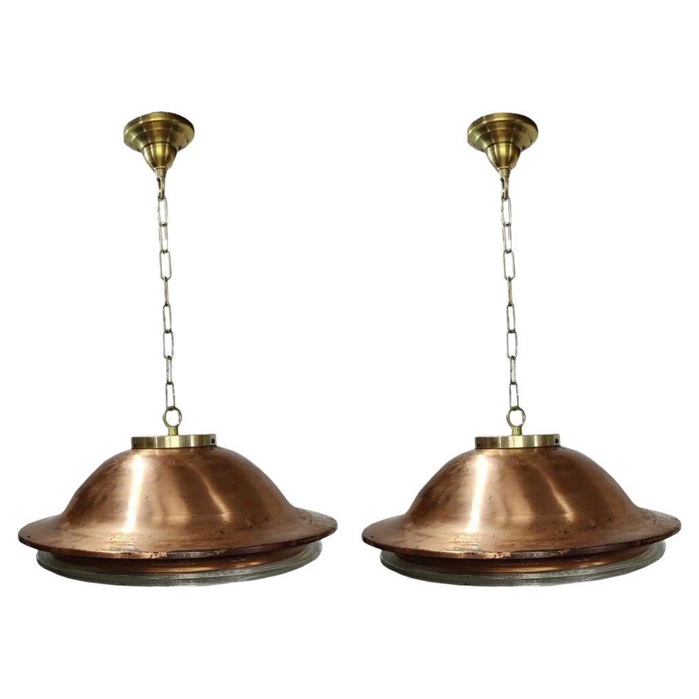 Paire de grandes lampes à suspension en cuivre et cristal de plomb Holophane du milieu du 20e siècle en vente