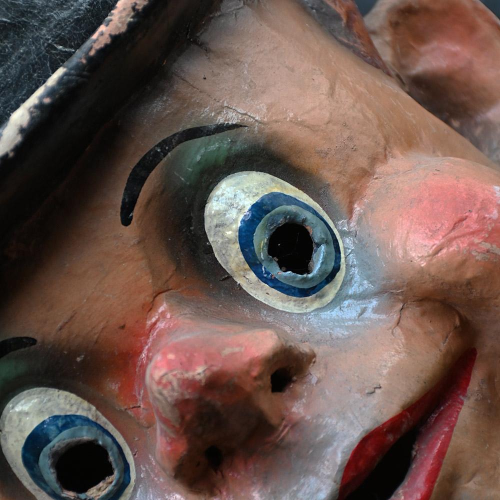 Paar Laurel-und-Hardy-Theatermasken aus der Mitte des 20. 
 
Ein skurriles Paar handgefertigter französischer Theatermasken aus Pappmaché aus der Mitte des 20. In Form der weltberühmten Filmstars und Komiker Laurel und Hardy. Beide Gegenstände