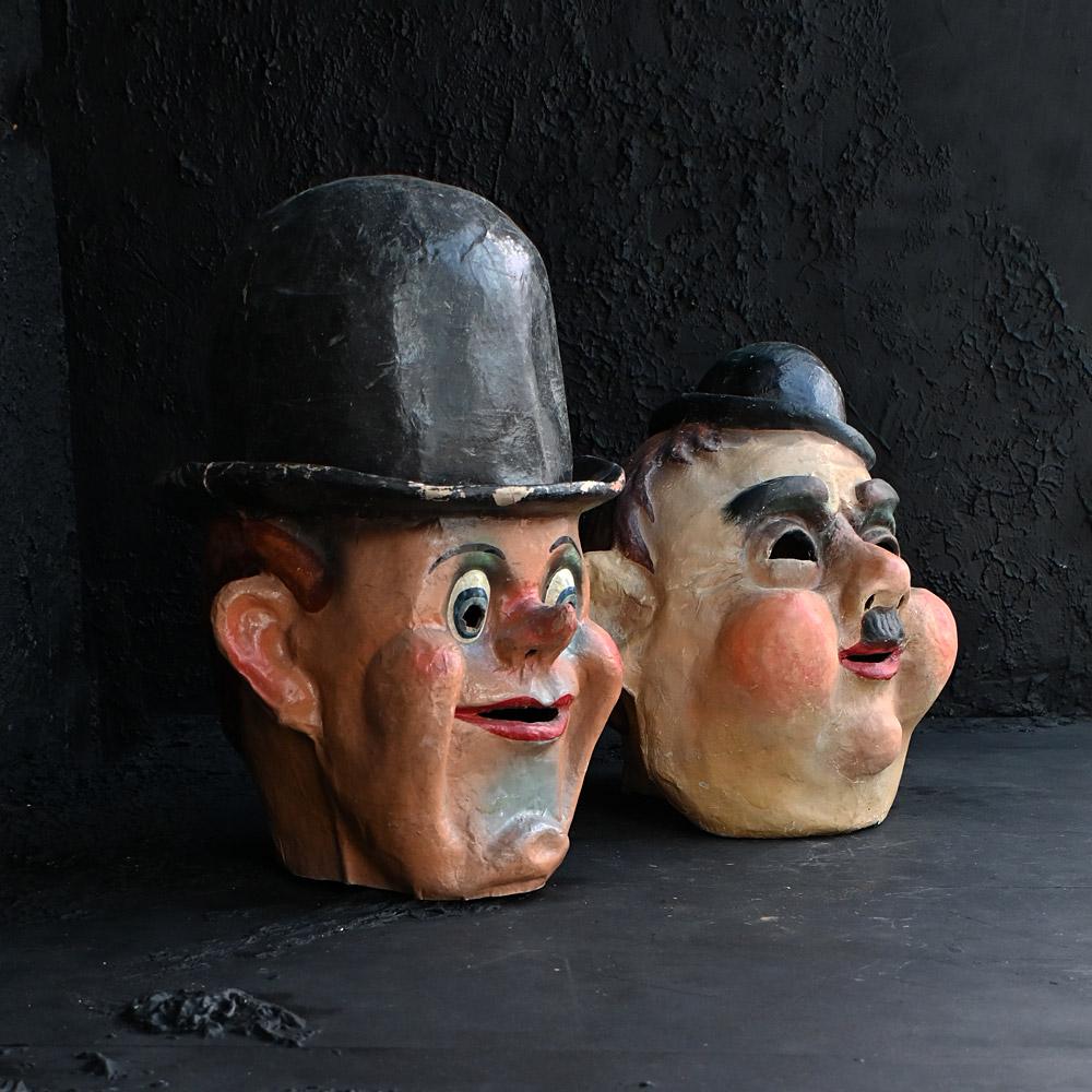 Paar Laurel-und-Hardy-Theatermasken aus der Mitte des 20. (Moderne der Mitte des Jahrhunderts) im Angebot