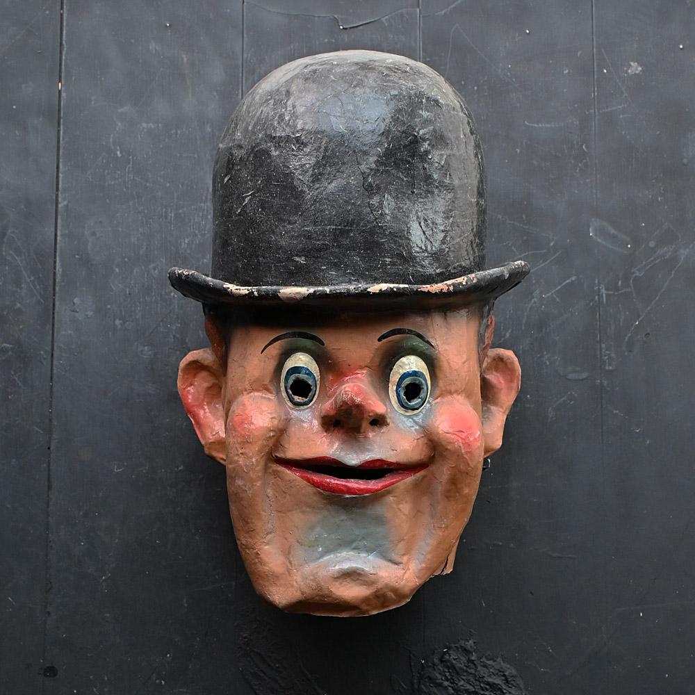 Paar Laurel-und-Hardy-Theatermasken aus der Mitte des 20. (Mitte des 20. Jahrhunderts) im Angebot