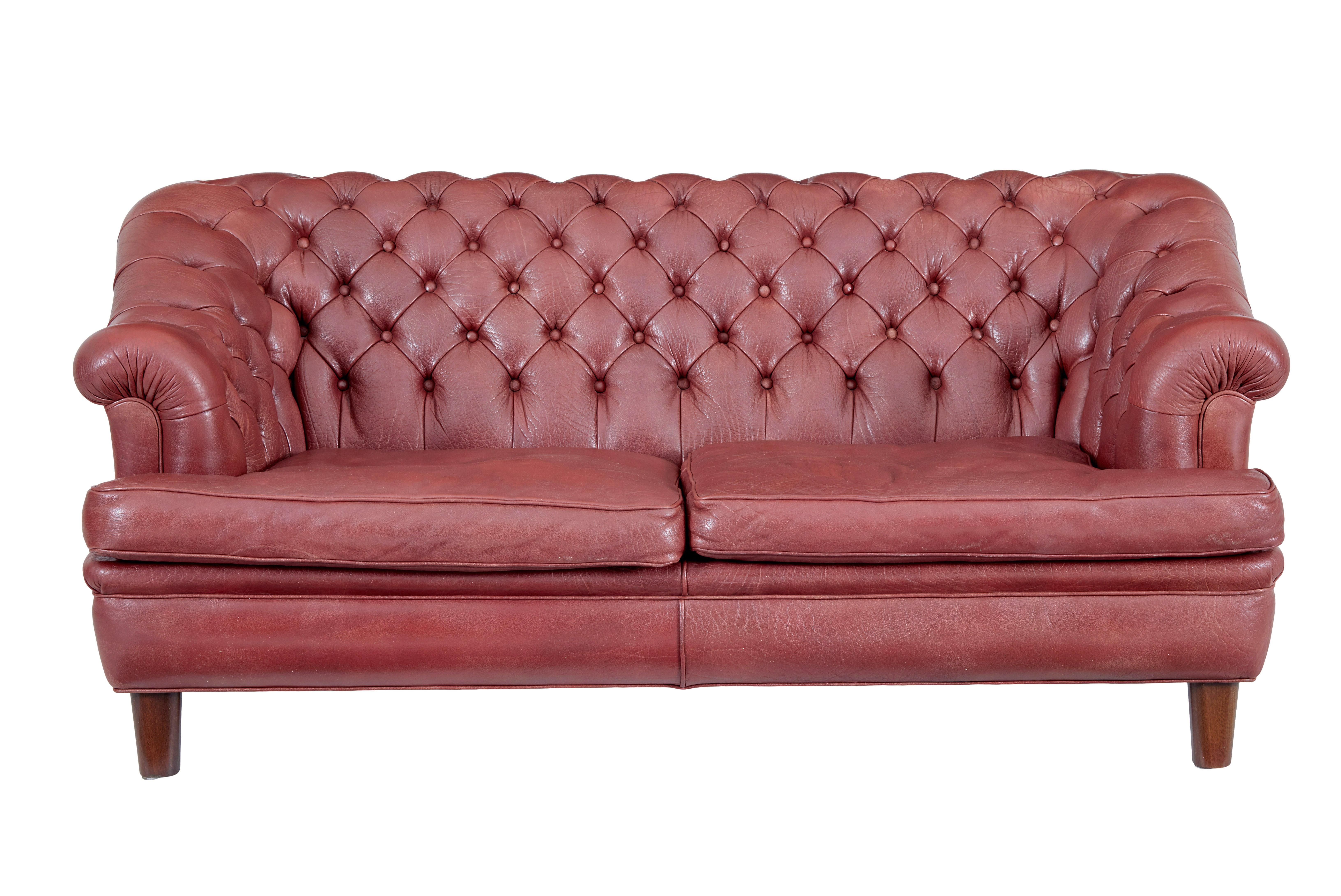 Paire de canapés Chesterfield en cuir du milieu du 20e siècle, vers 1960.

Deux canapés très confortables de bonne qualité en provenance de Suède.  Le dossier est orné de boutons et les accoudoirs sont rembourrés.  2 coussins d'assise amovibles. 