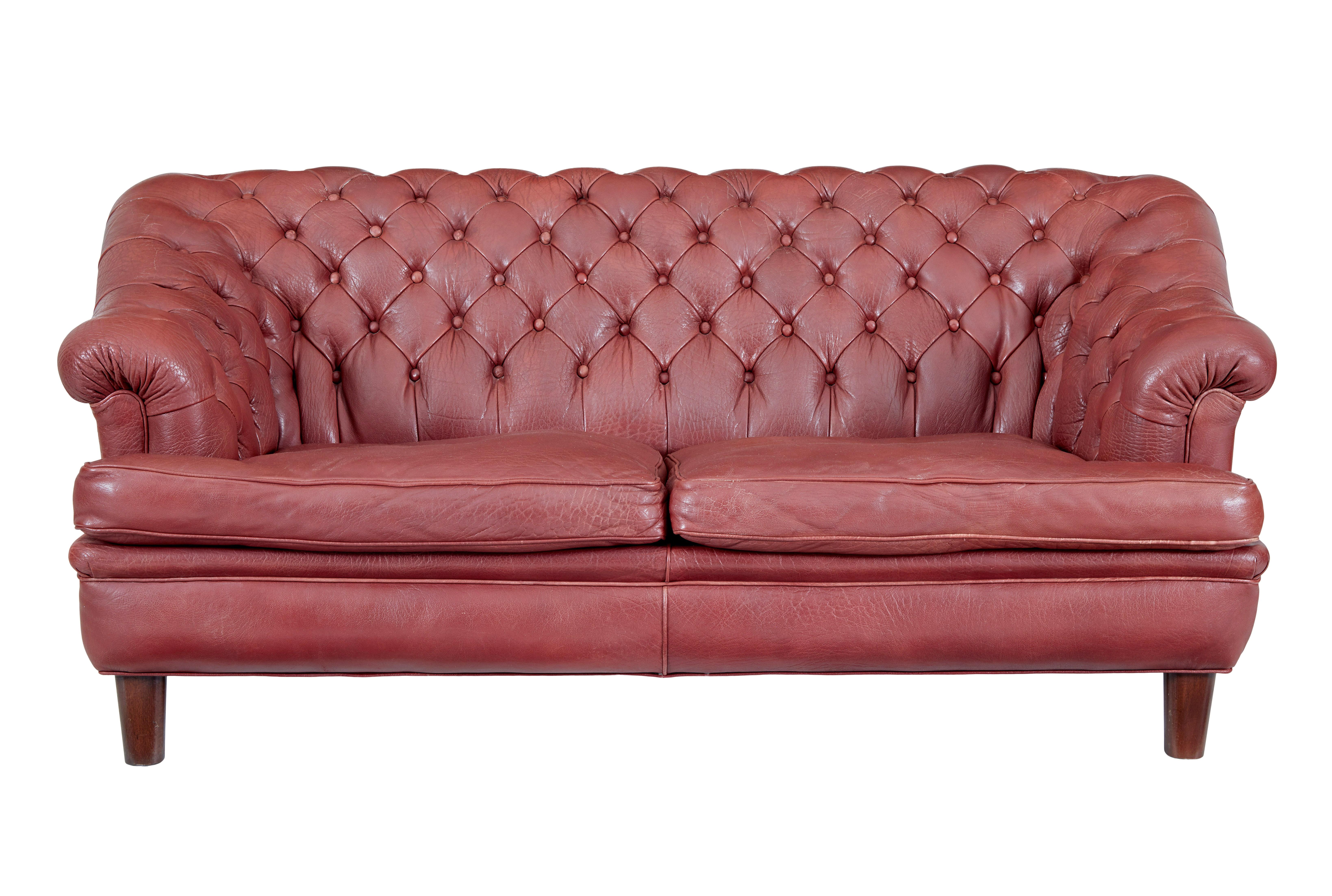 Édouardien Paire de canapés Chesterfield en cuir du milieu du 20e siècle en vente