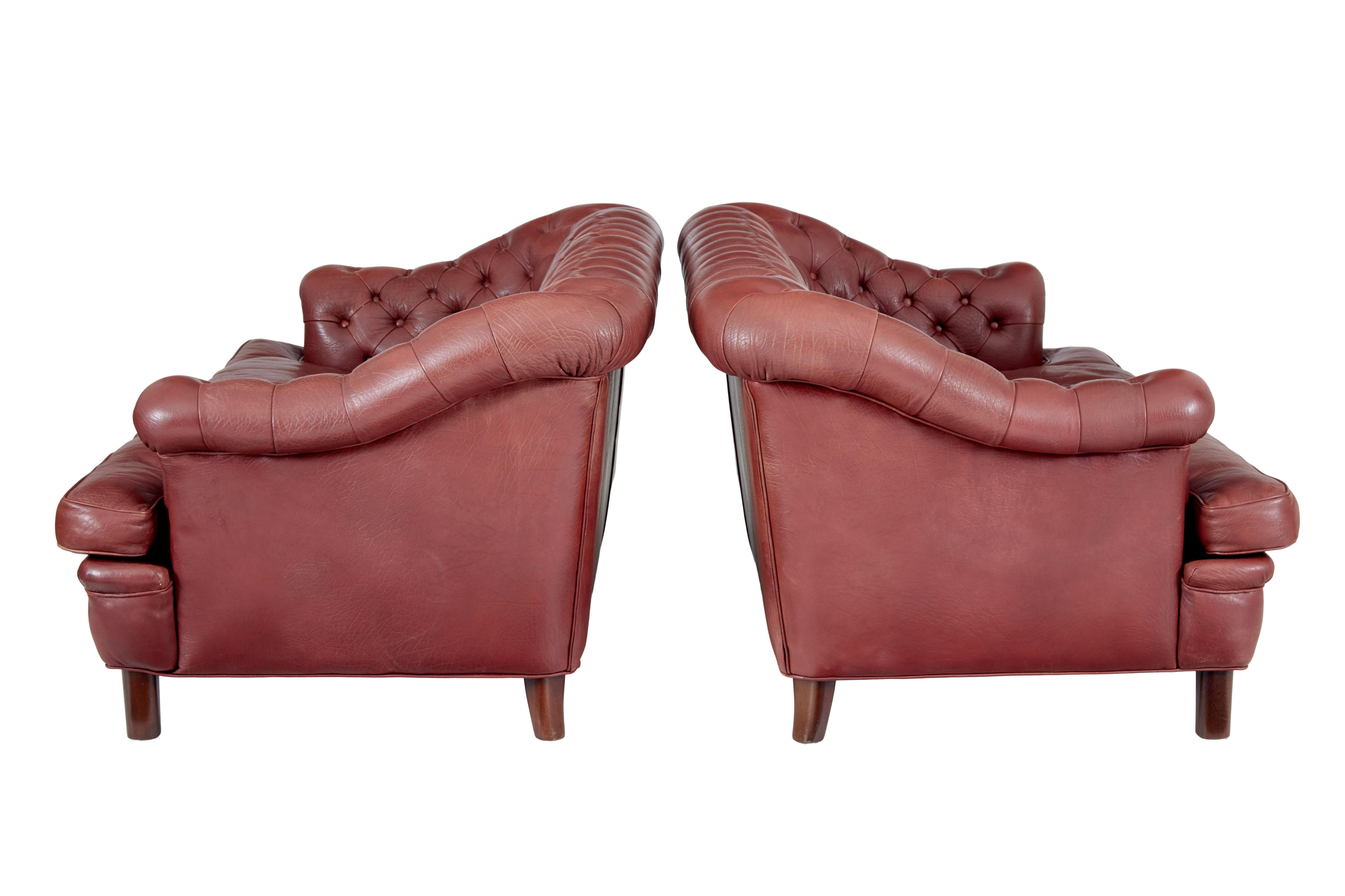 Suédois Paire de canapés Chesterfield en cuir du milieu du 20e siècle en vente