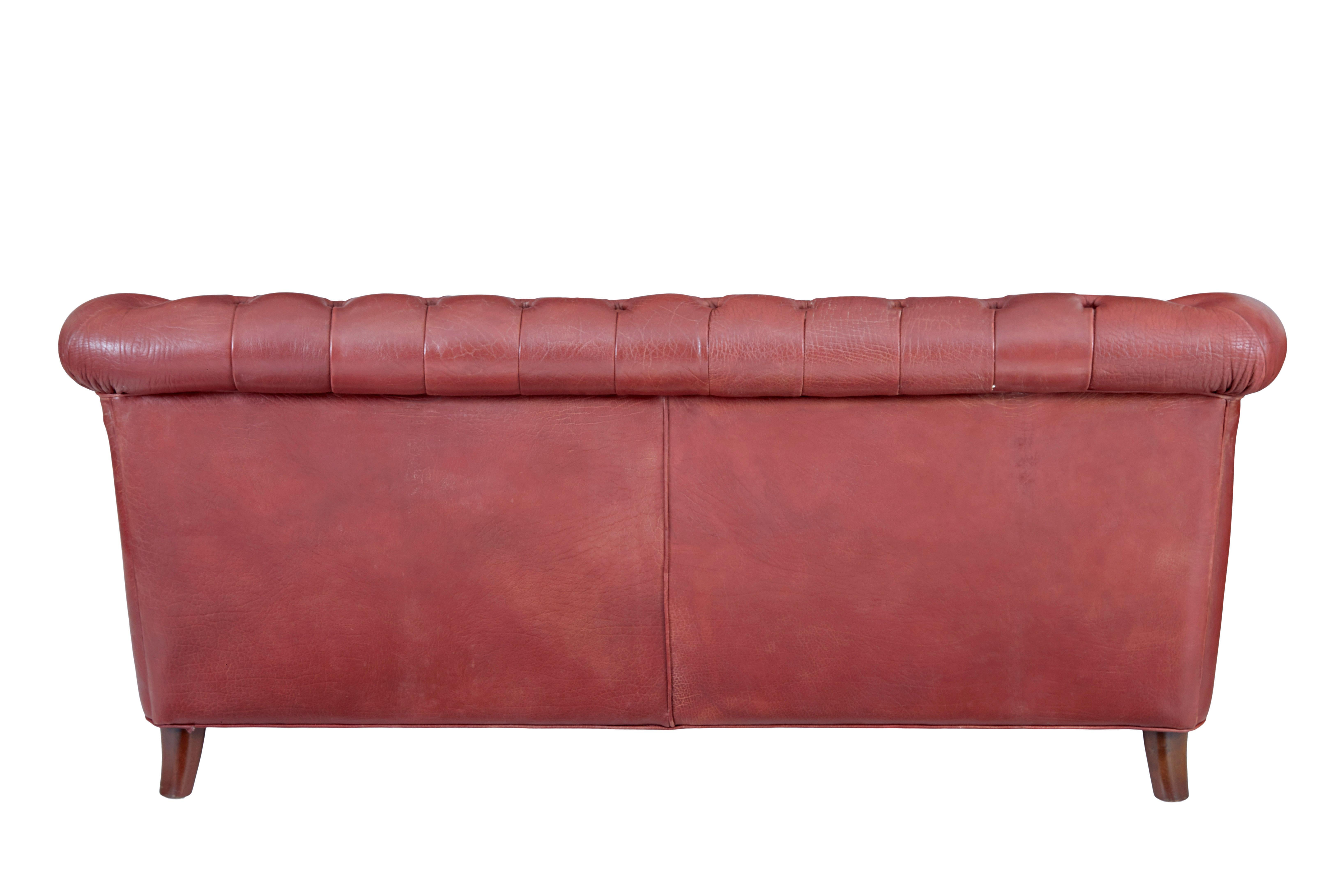 Paire de canapés Chesterfield en cuir du milieu du 20e siècle Bon état - En vente à Debenham, Suffolk