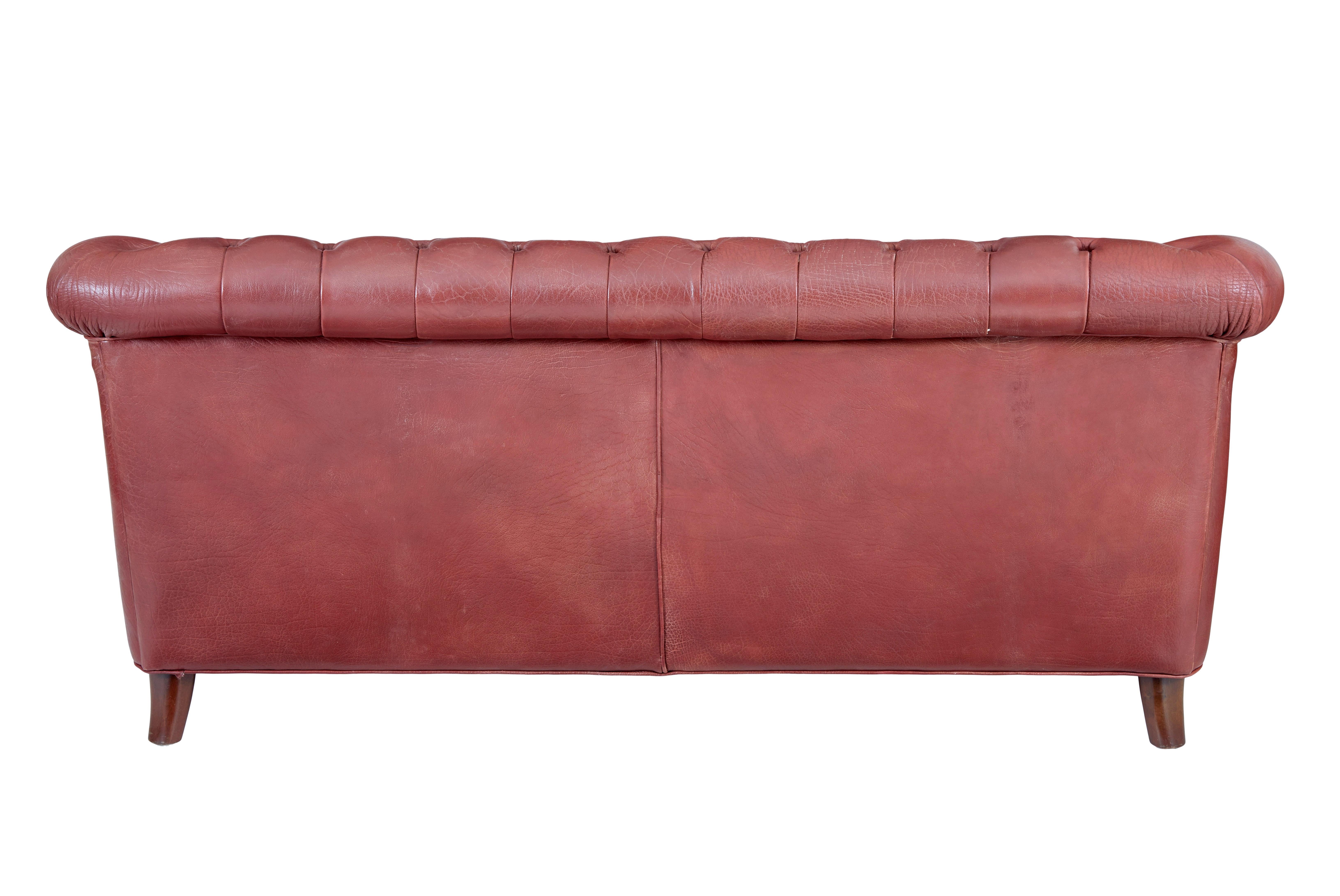 20ième siècle Paire de canapés Chesterfield en cuir du milieu du 20e siècle en vente