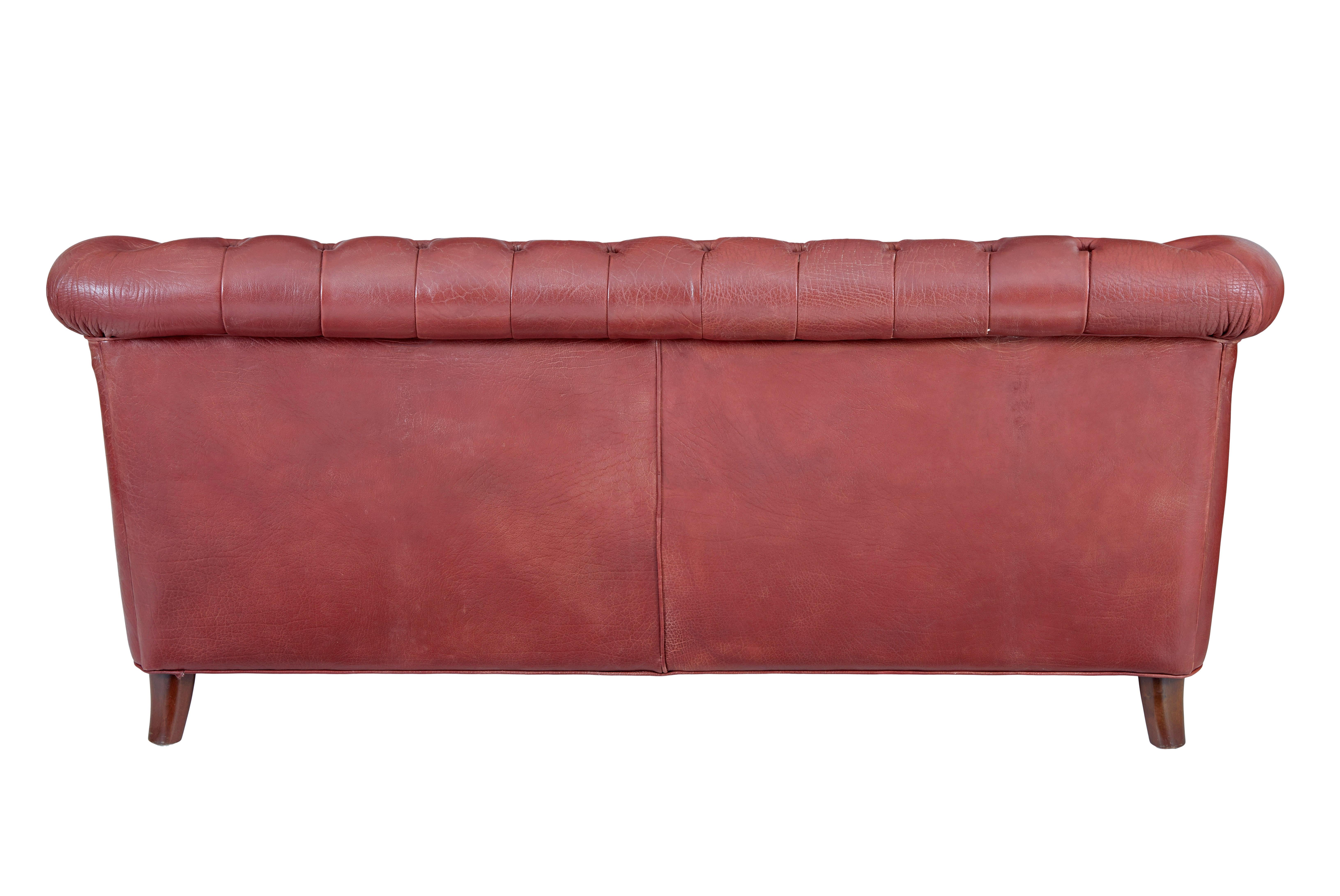 20ième siècle Paire de canapés Chesterfield en cuir du milieu du 20e siècle en vente