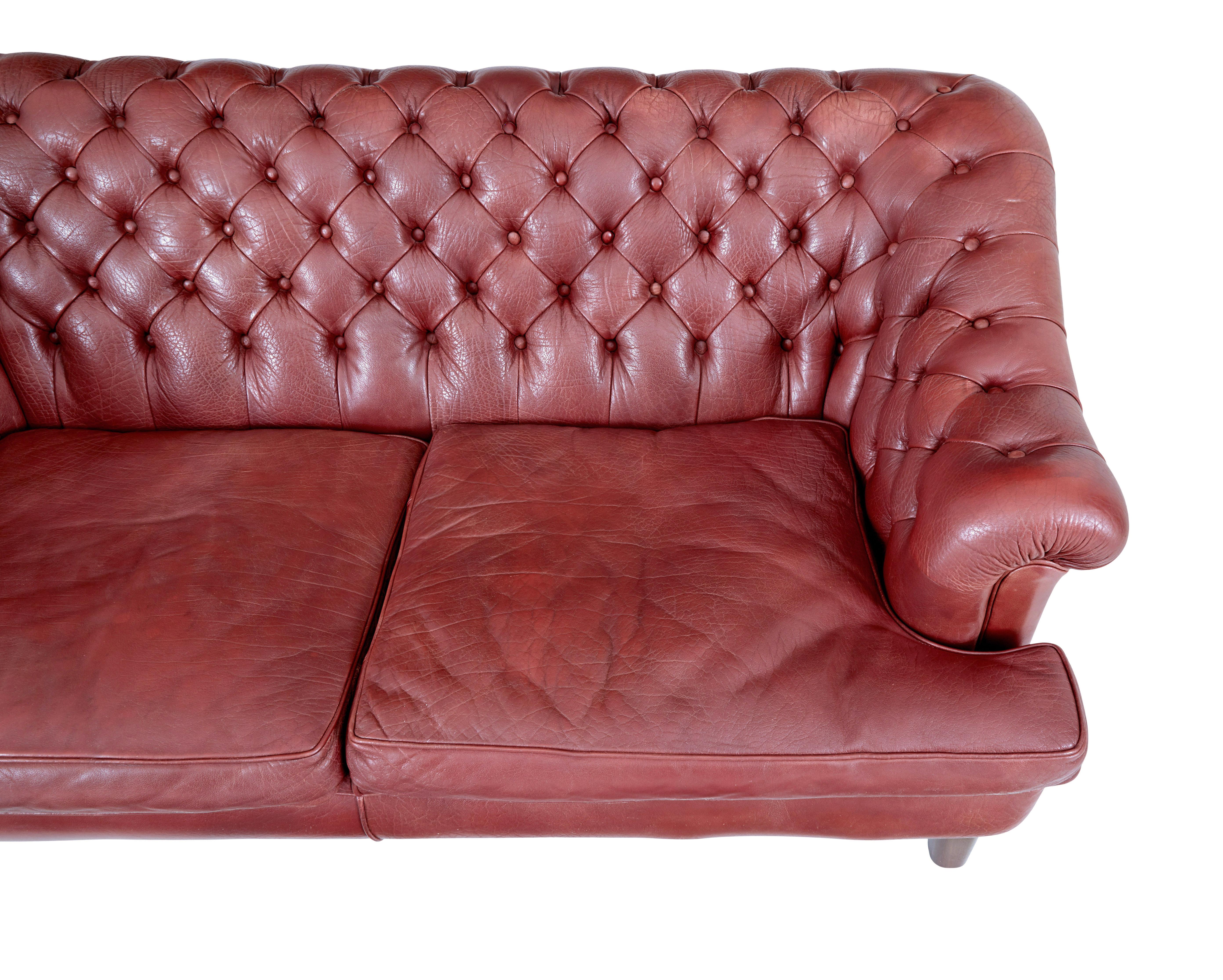 Cuir Paire de canapés Chesterfield en cuir du milieu du 20e siècle en vente