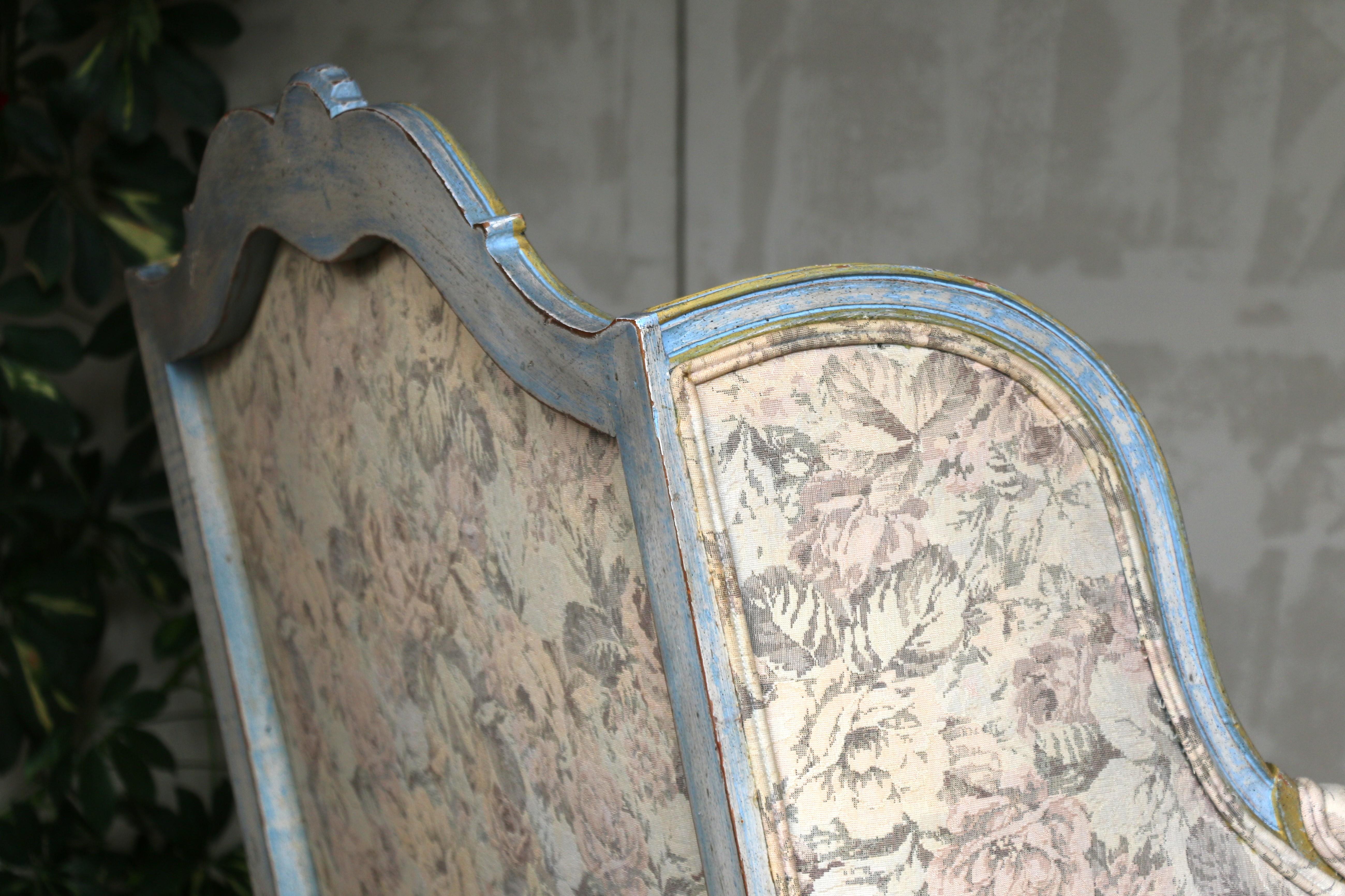 Paire de fauteuils Bergère Louis XV du milieu du 20e siècle - tapisserie florale en vente 4