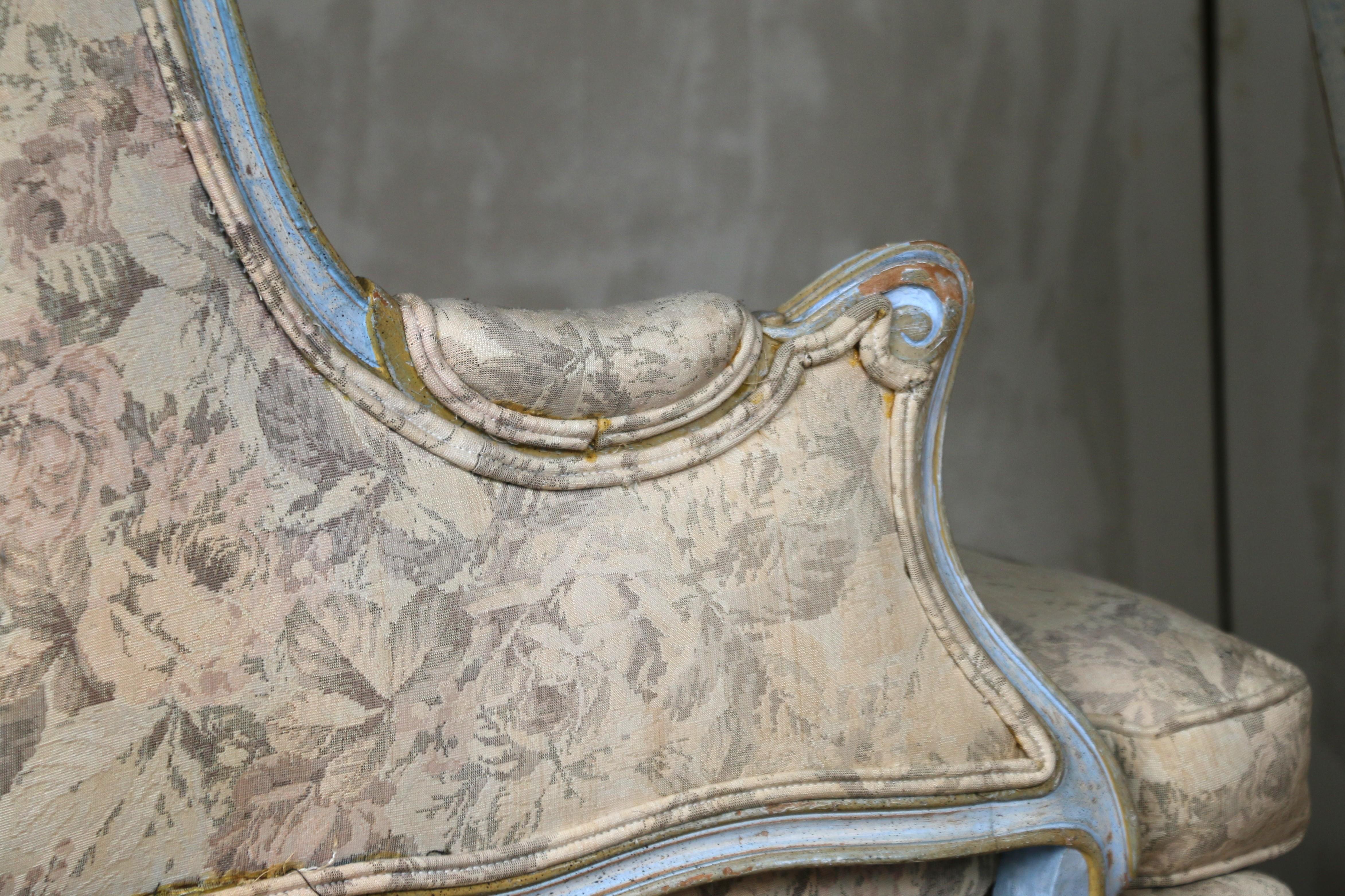 Paire de fauteuils Bergère Louis XV du milieu du 20e siècle - tapisserie florale en vente 5