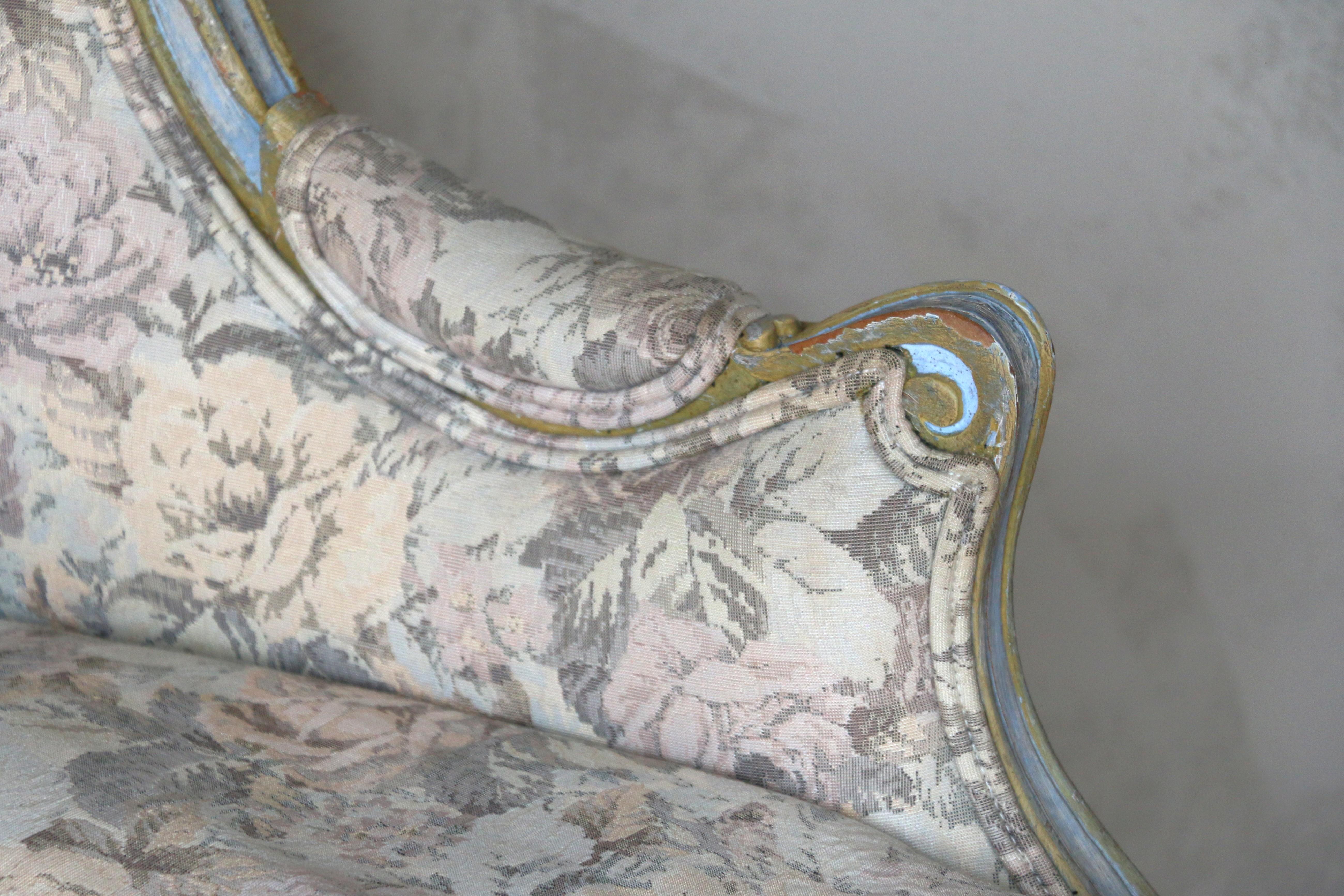 Paire de fauteuils Bergère Louis XV du milieu du 20e siècle - tapisserie florale en vente 6