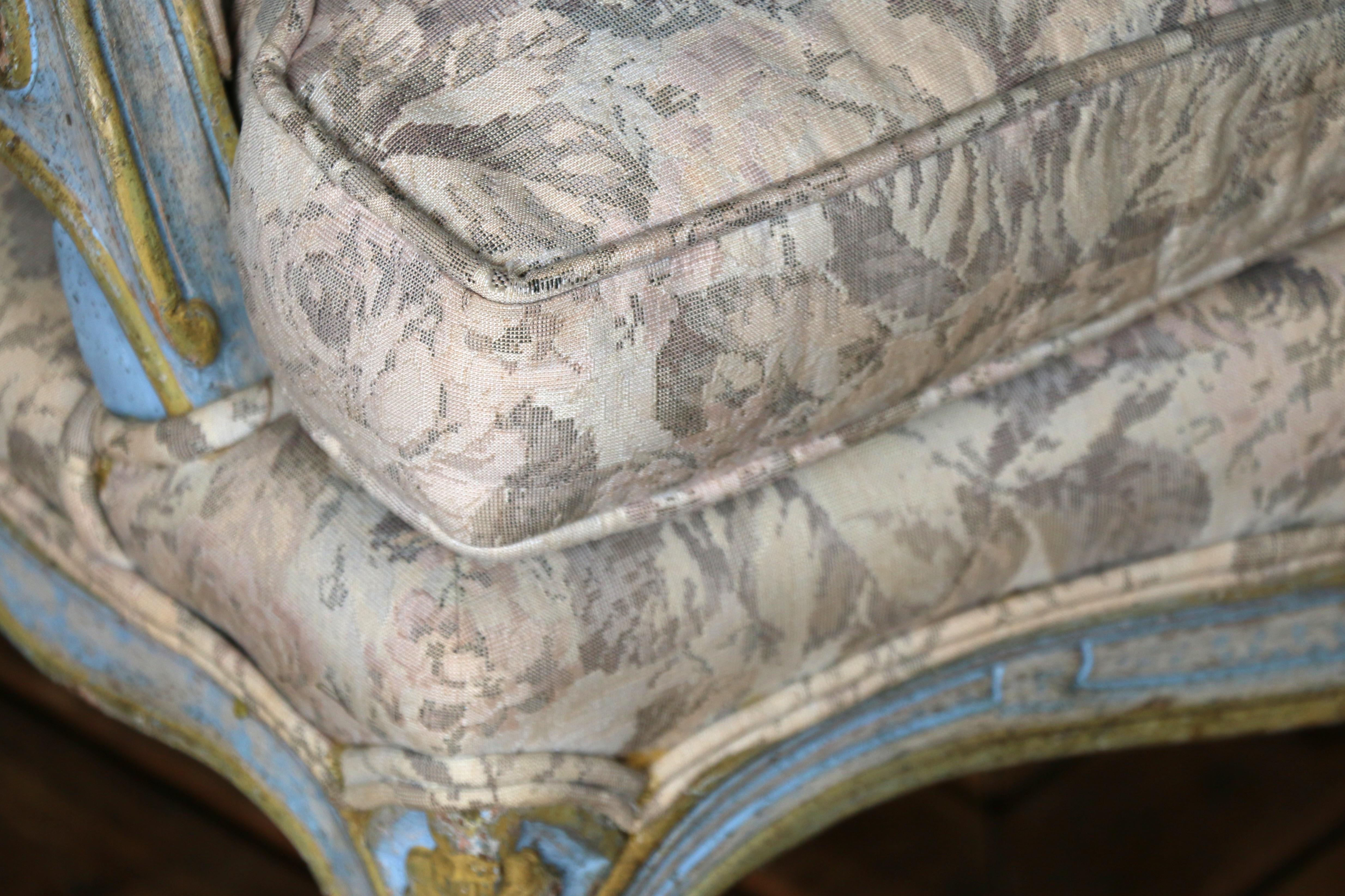 Paire de fauteuils Bergère Louis XV du milieu du 20e siècle - tapisserie florale en vente 7