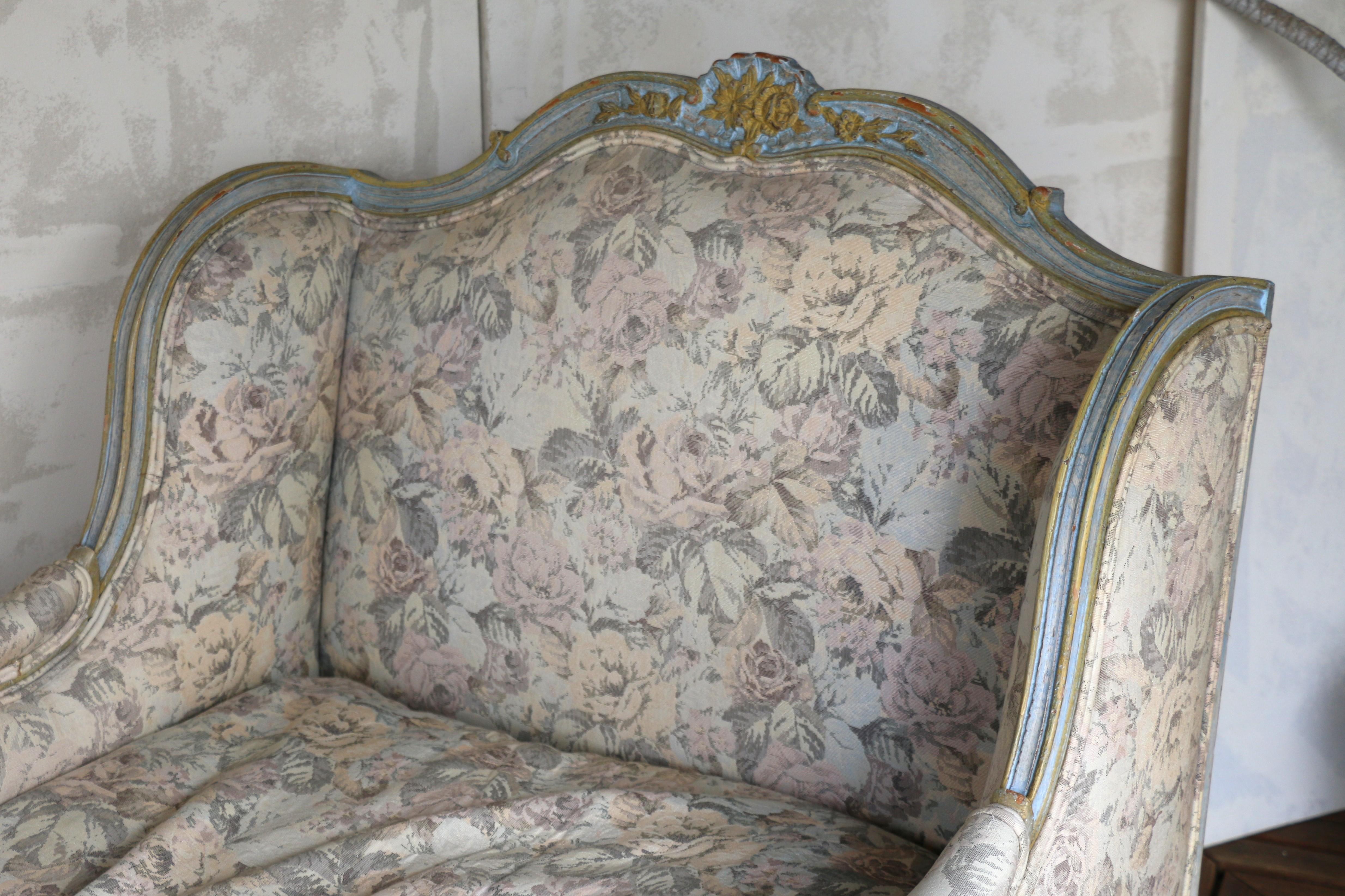 Paire de fauteuils Bergère Louis XV du milieu du 20e siècle - tapisserie florale en vente 8