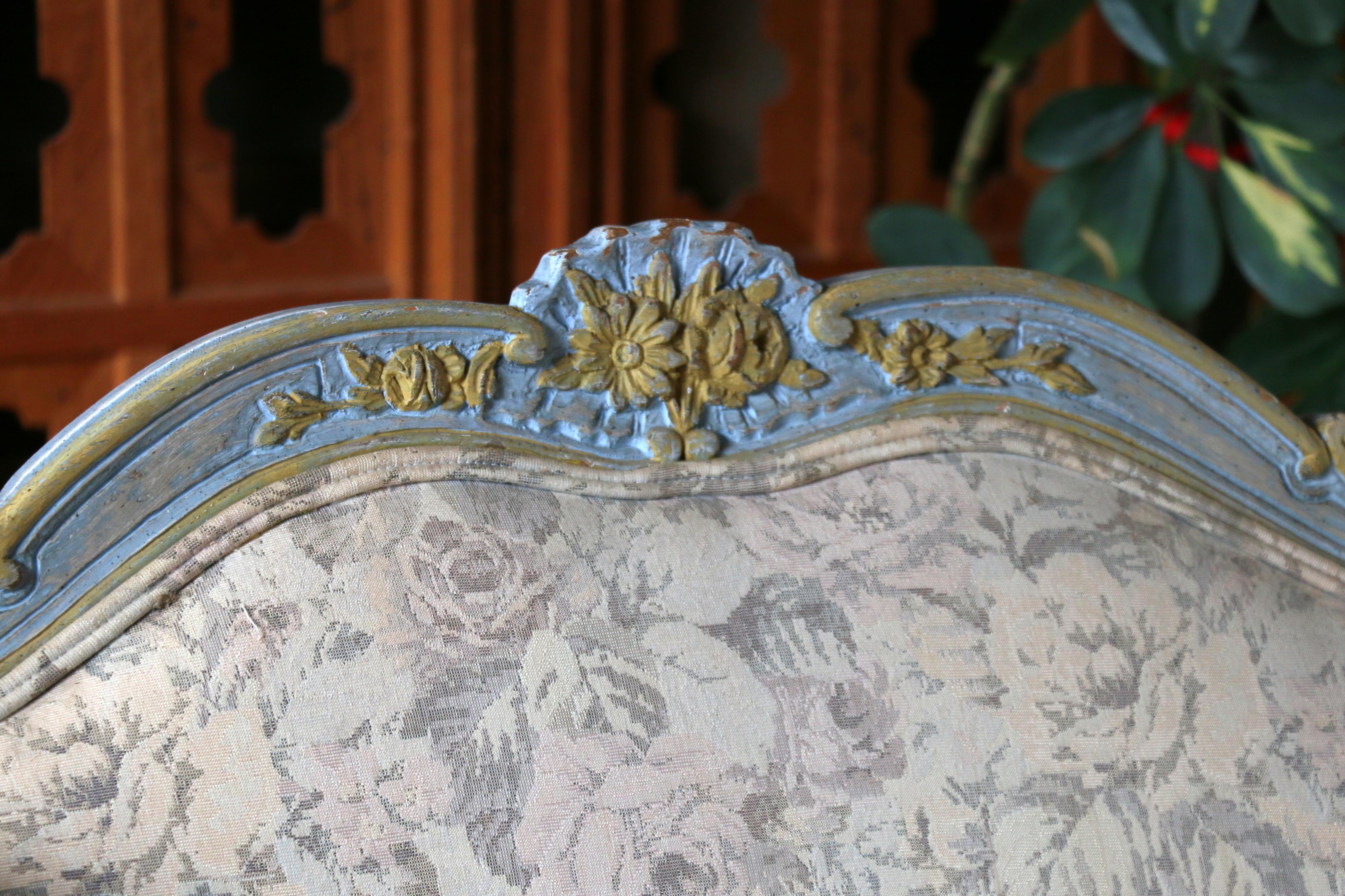 Paire de fauteuils Bergère Louis XV du milieu du 20e siècle - tapisserie florale en vente 9