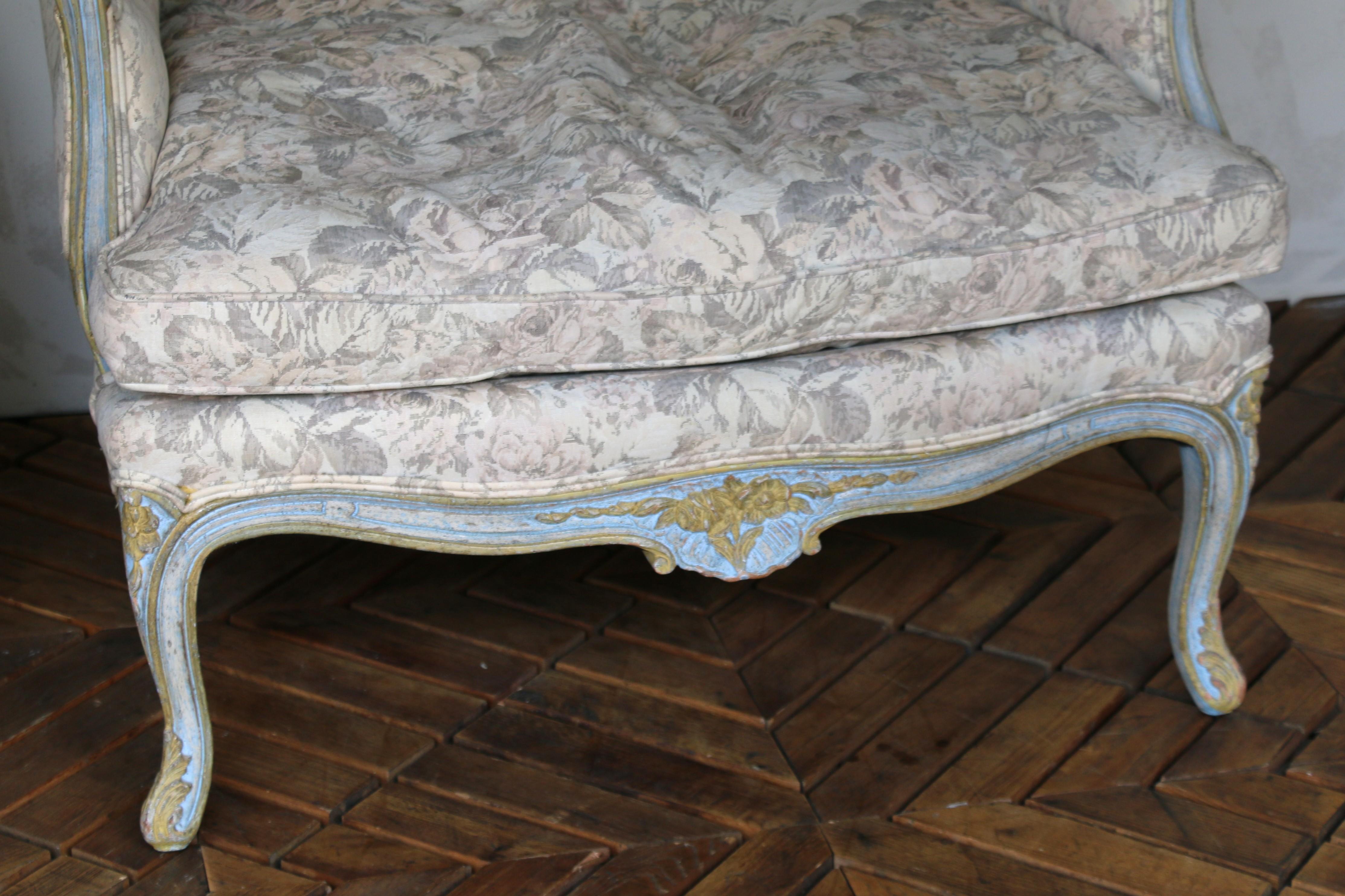 Paire de fauteuils Bergère Louis XV du milieu du 20e siècle - tapisserie florale en vente 10