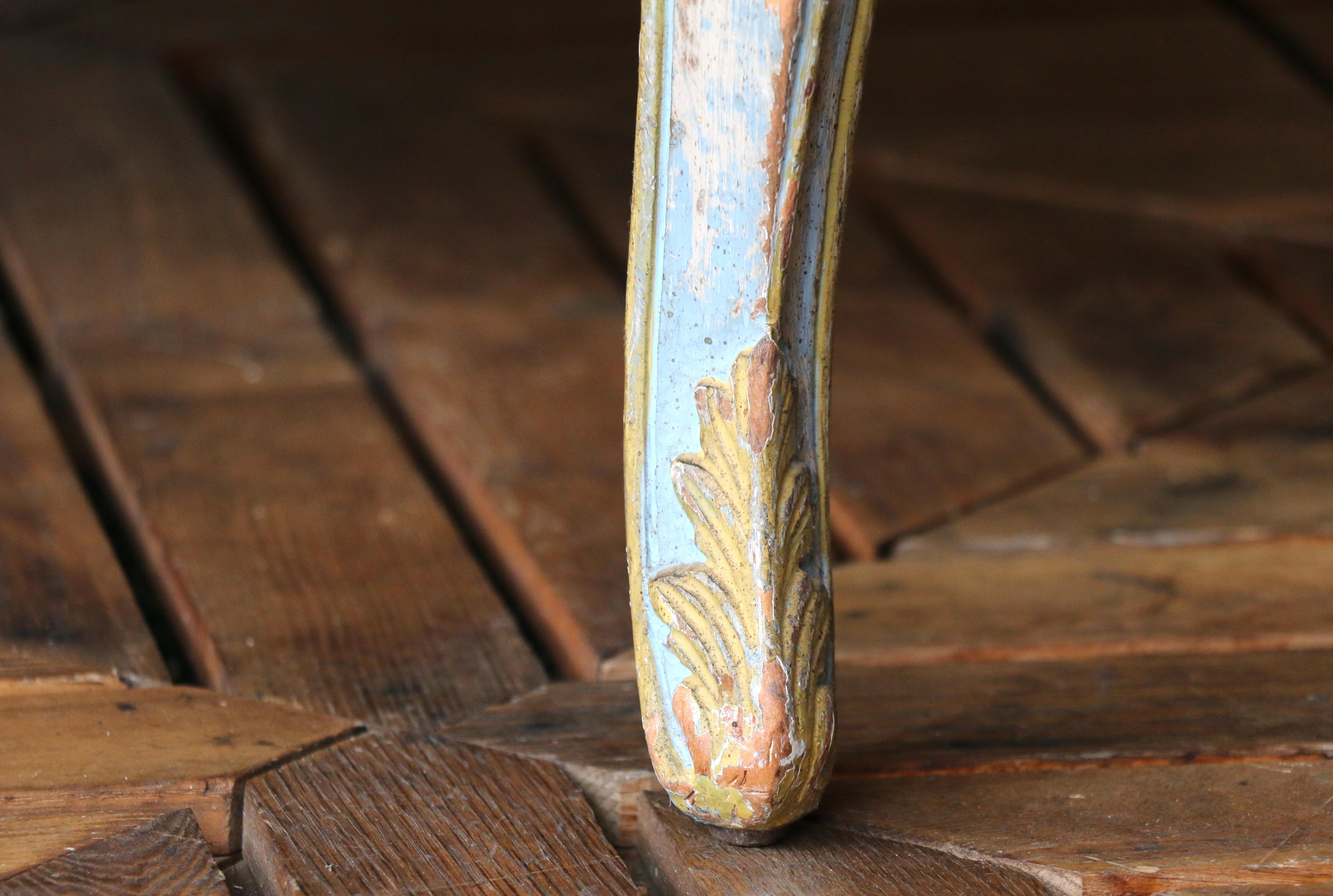 Paire de fauteuils Bergère Louis XV du milieu du 20e siècle - tapisserie florale en vente 11