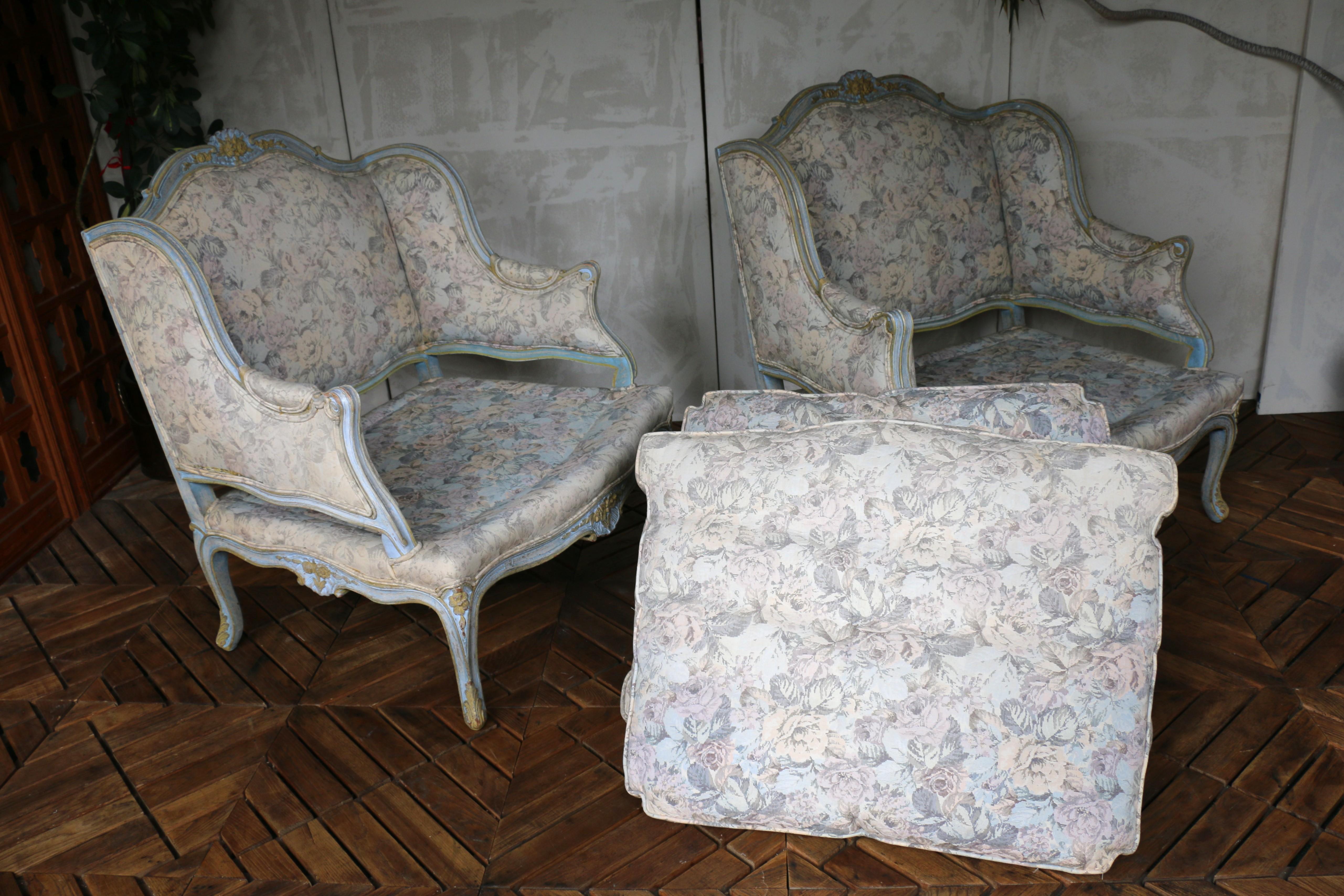 Paire de fauteuils Bergère Louis XV du milieu du 20e siècle - tapisserie florale en vente 12
