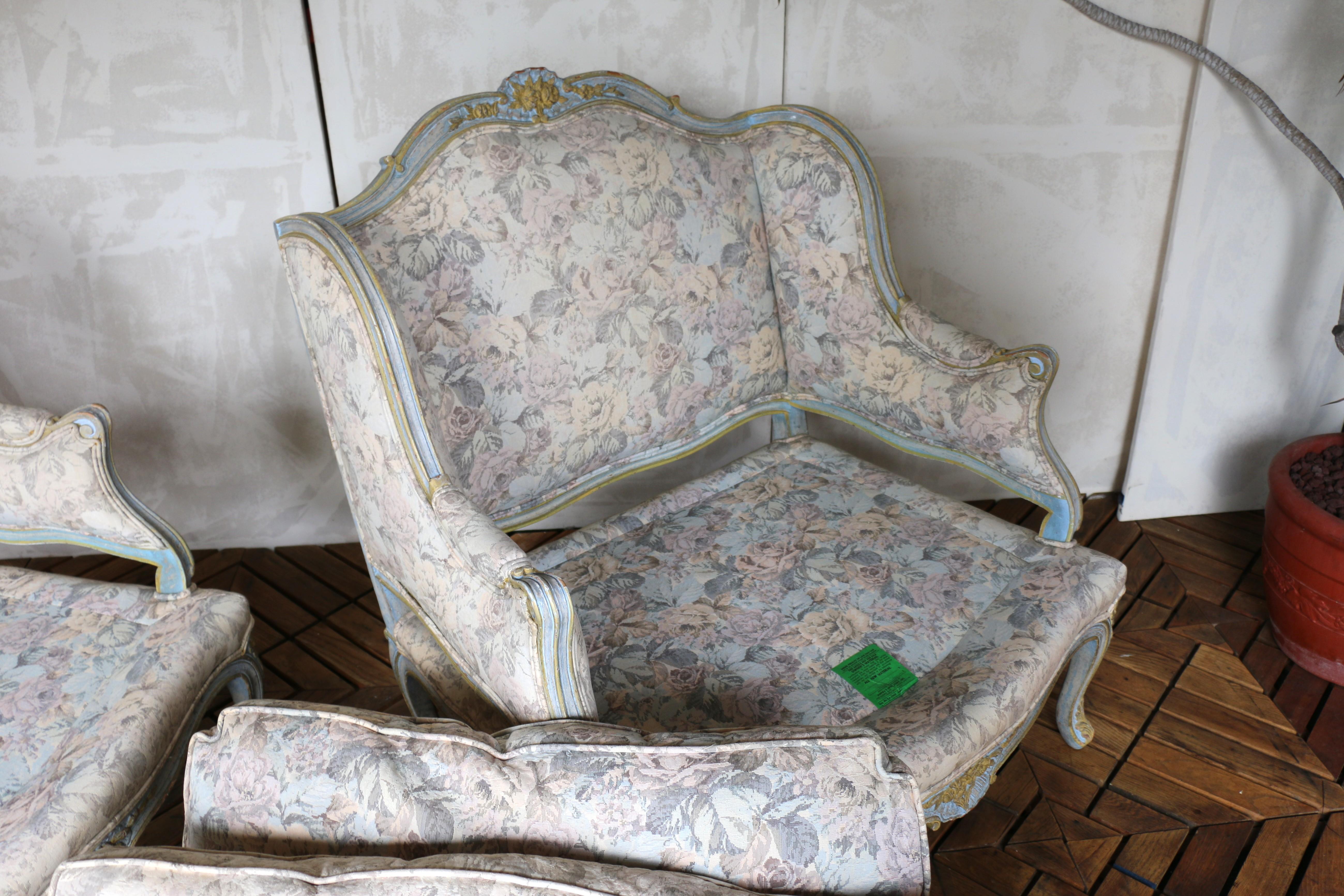 Paire de fauteuils Bergère Louis XV du milieu du 20e siècle - tapisserie florale en vente 13