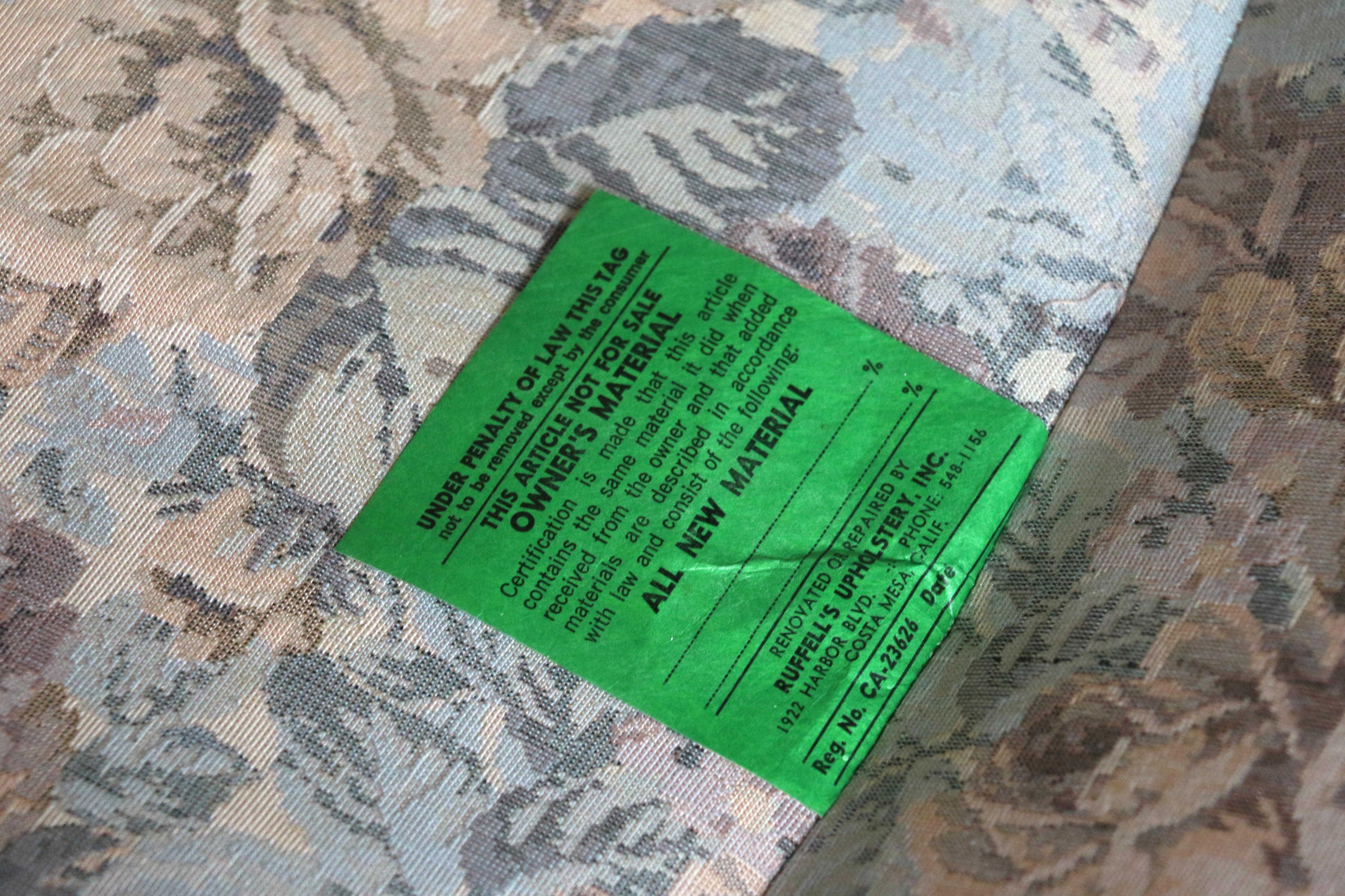 Paire de fauteuils Bergère Louis XV du milieu du 20e siècle - tapisserie florale en vente 14