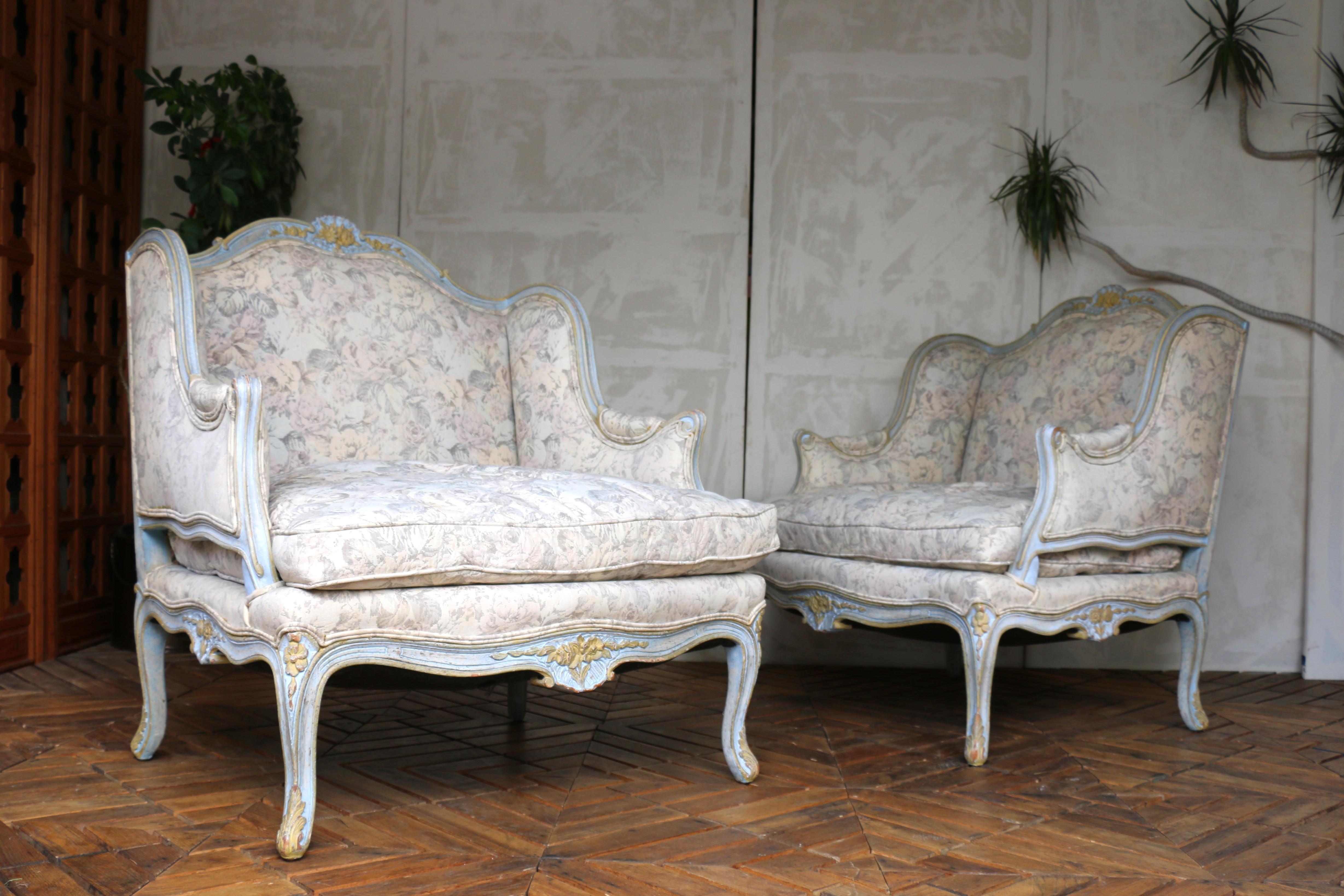 Français Paire de fauteuils Bergère Louis XV du milieu du 20e siècle - tapisserie florale en vente