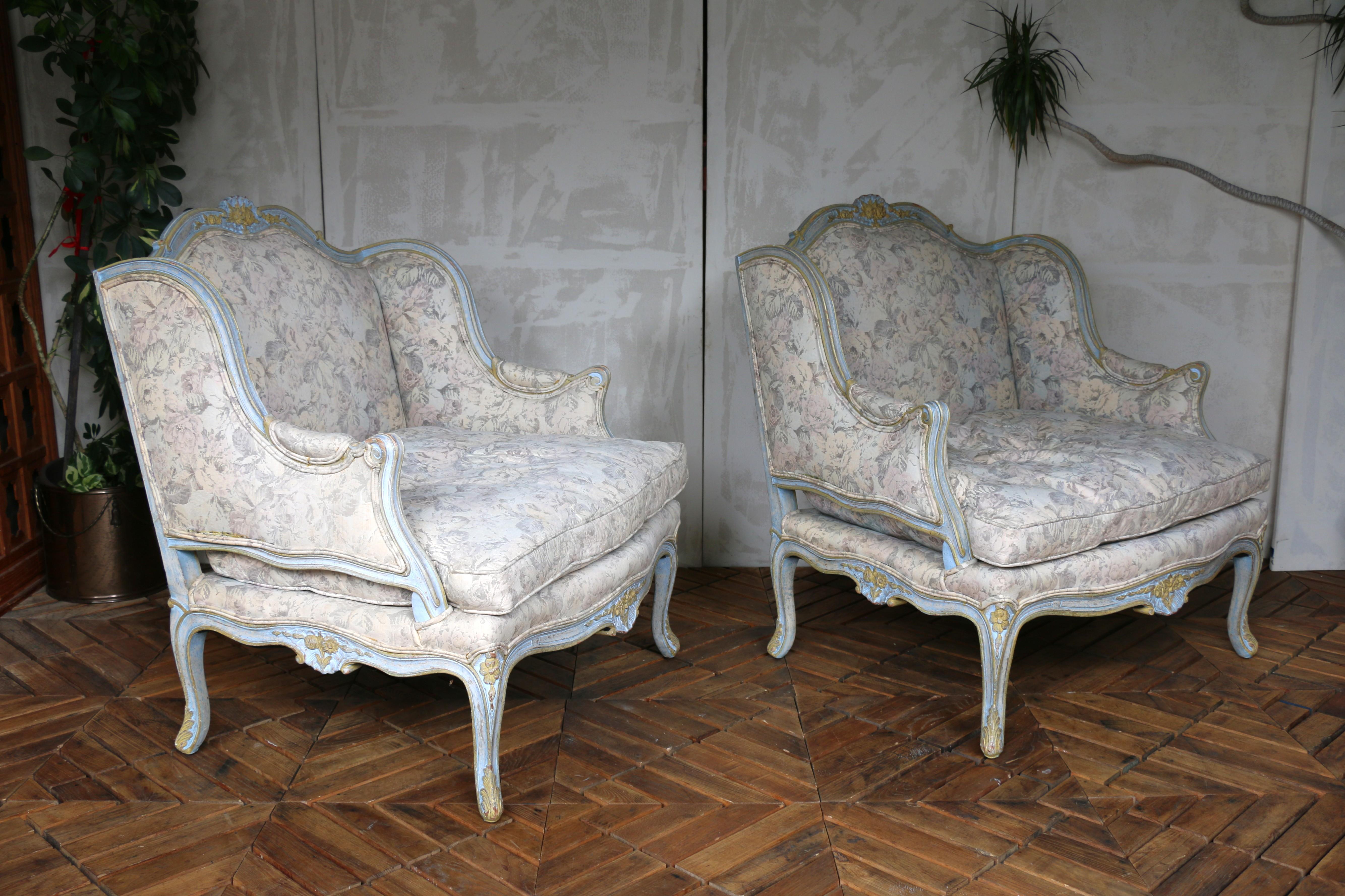 Paire de fauteuils Bergère Louis XV du milieu du 20e siècle - tapisserie florale Bon état - En vente à North Hollywood, CA