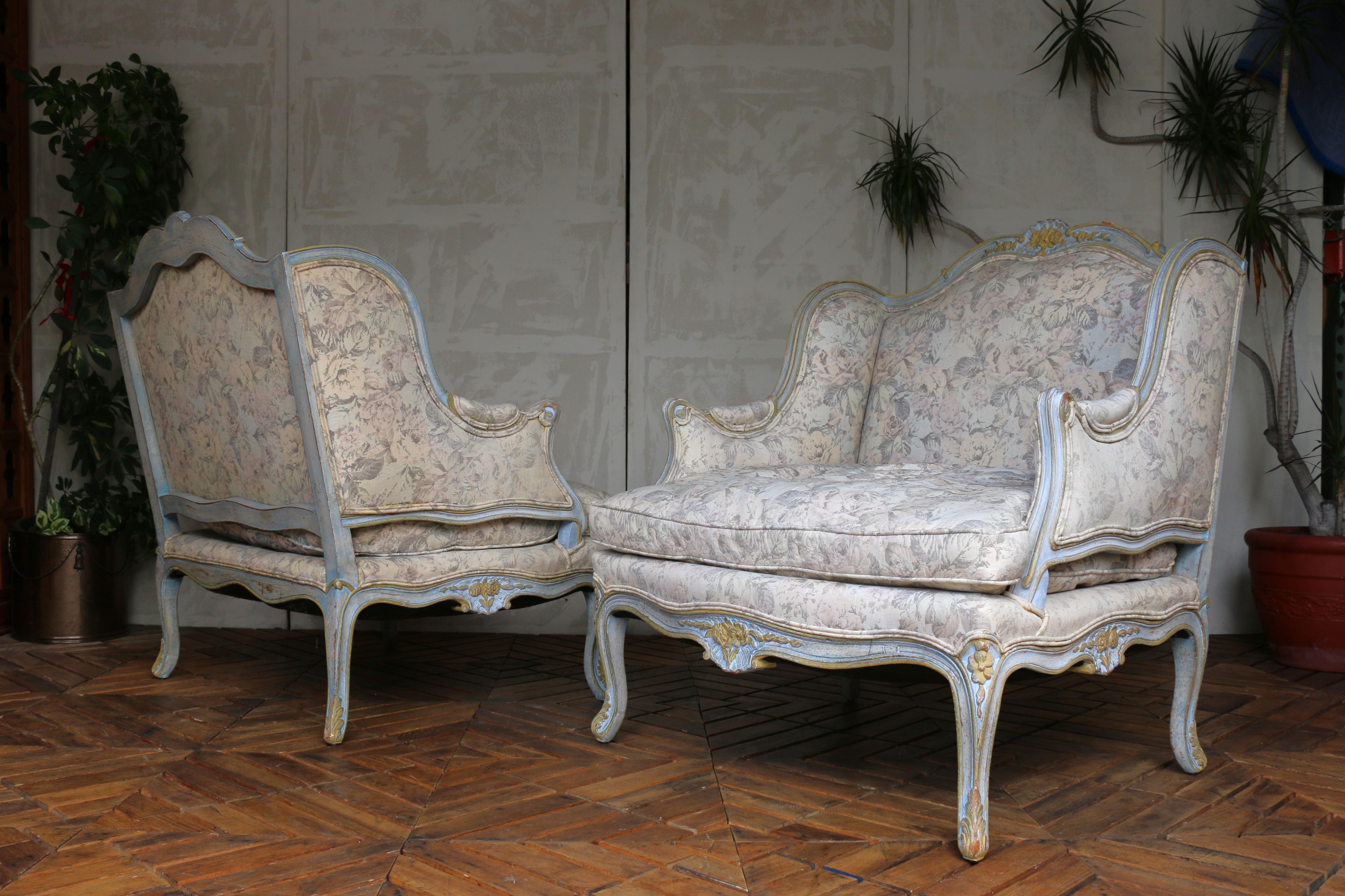 Milieu du XXe siècle Paire de fauteuils Bergère Louis XV du milieu du 20e siècle - tapisserie florale en vente
