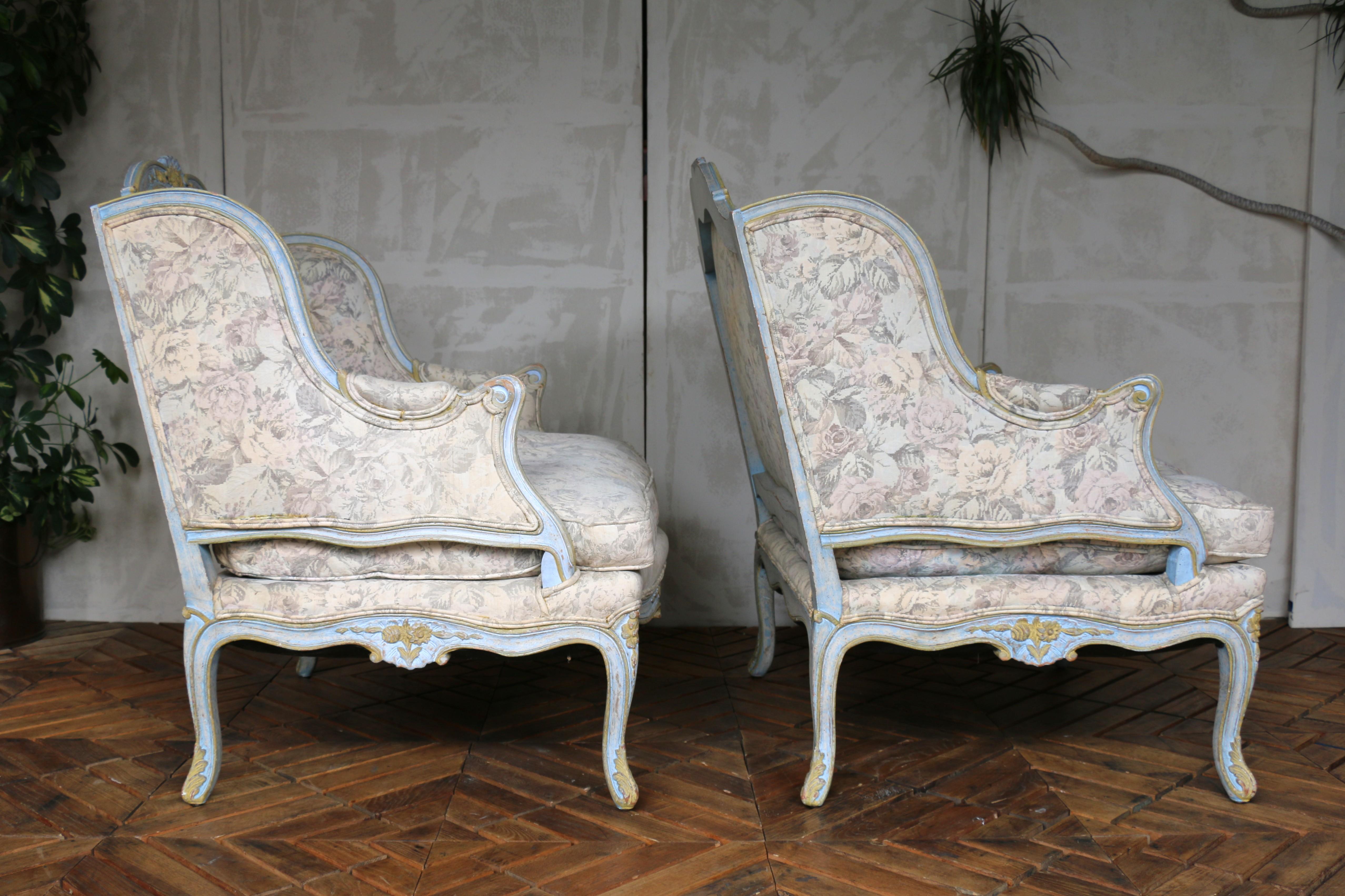 Tissu Paire de fauteuils Bergère Louis XV du milieu du 20e siècle - tapisserie florale en vente