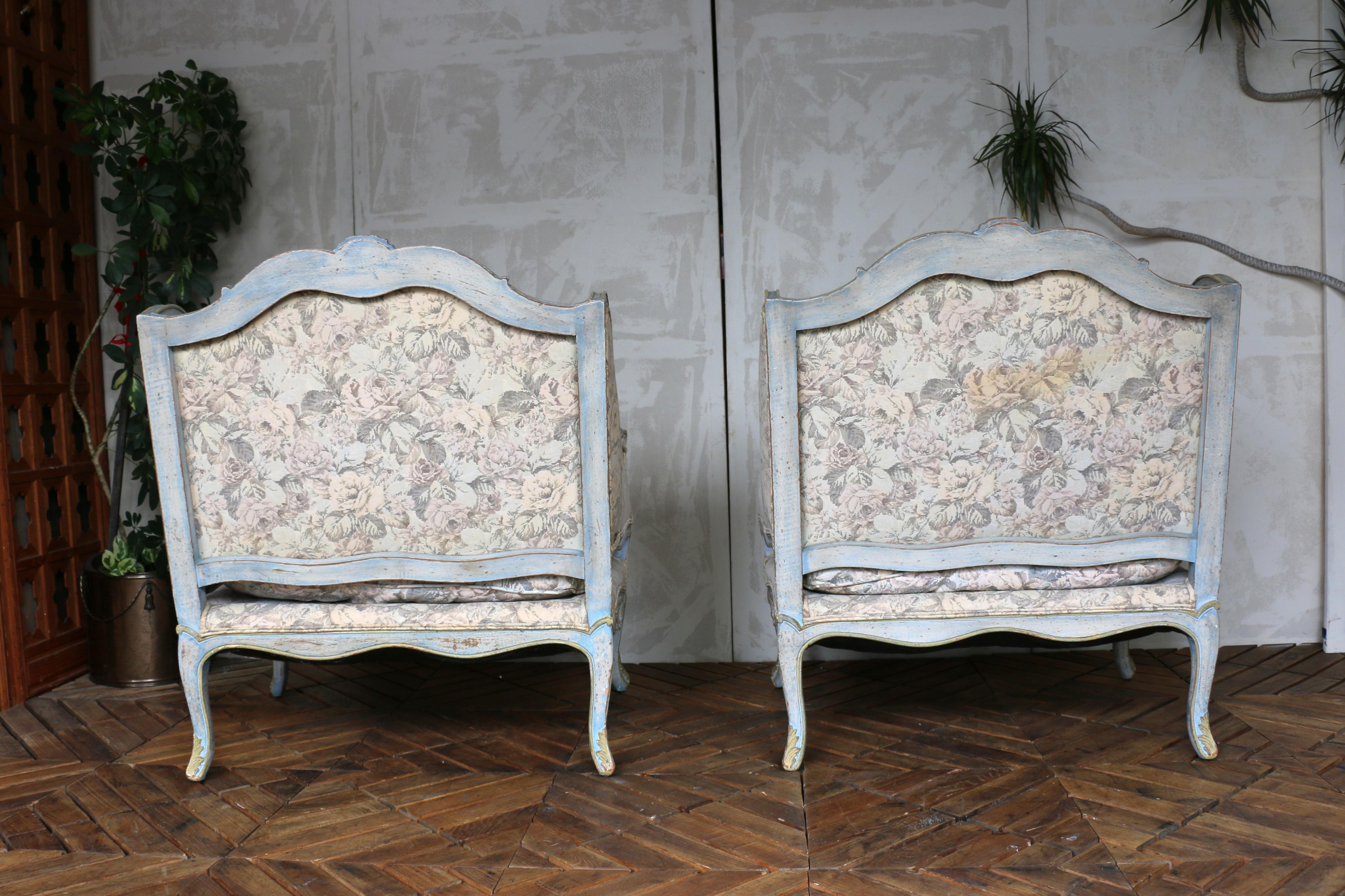 Paire de fauteuils Bergère Louis XV du milieu du 20e siècle - tapisserie florale en vente 1