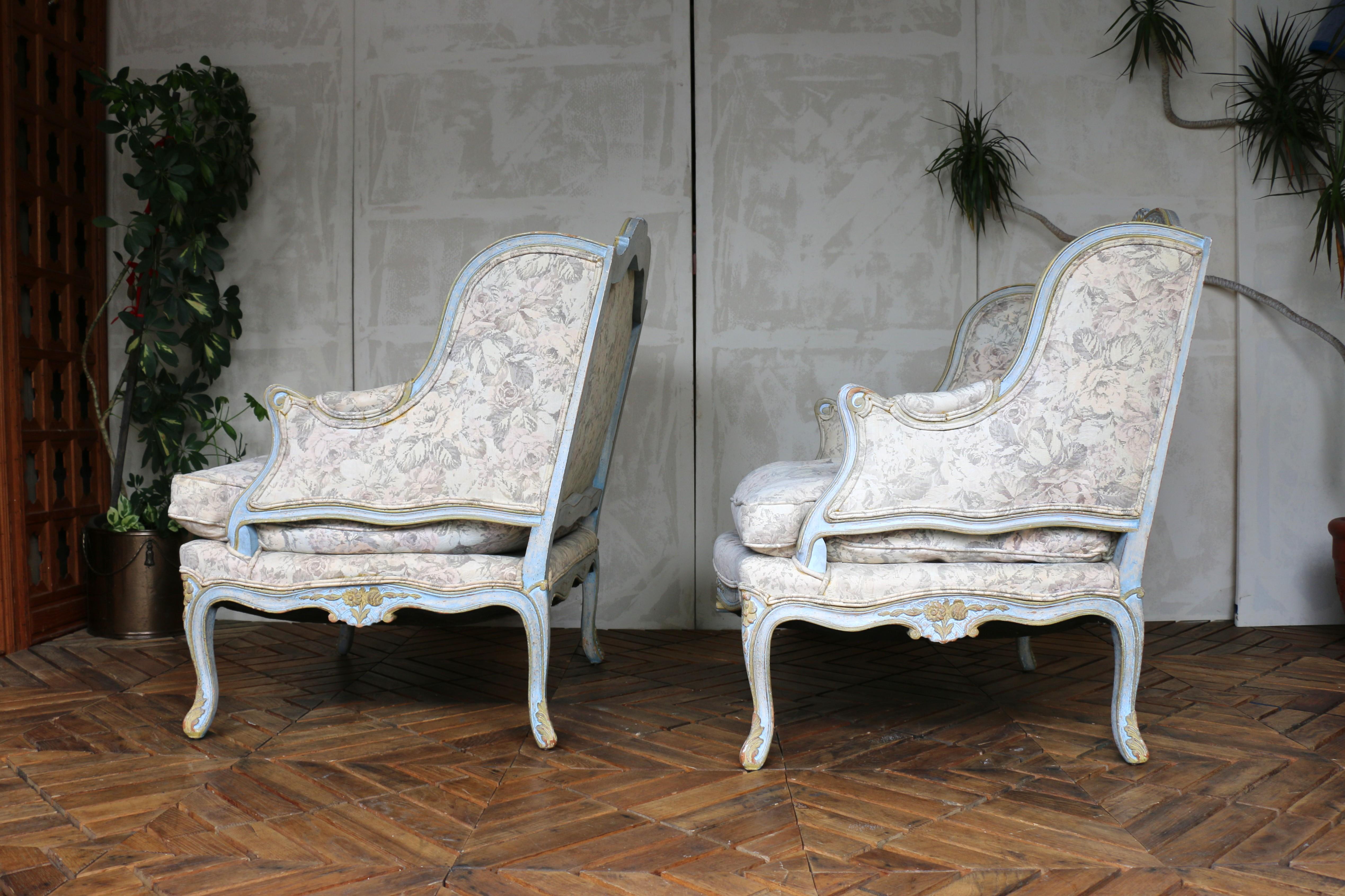 Paire de fauteuils Bergère Louis XV du milieu du 20e siècle - tapisserie florale en vente 2