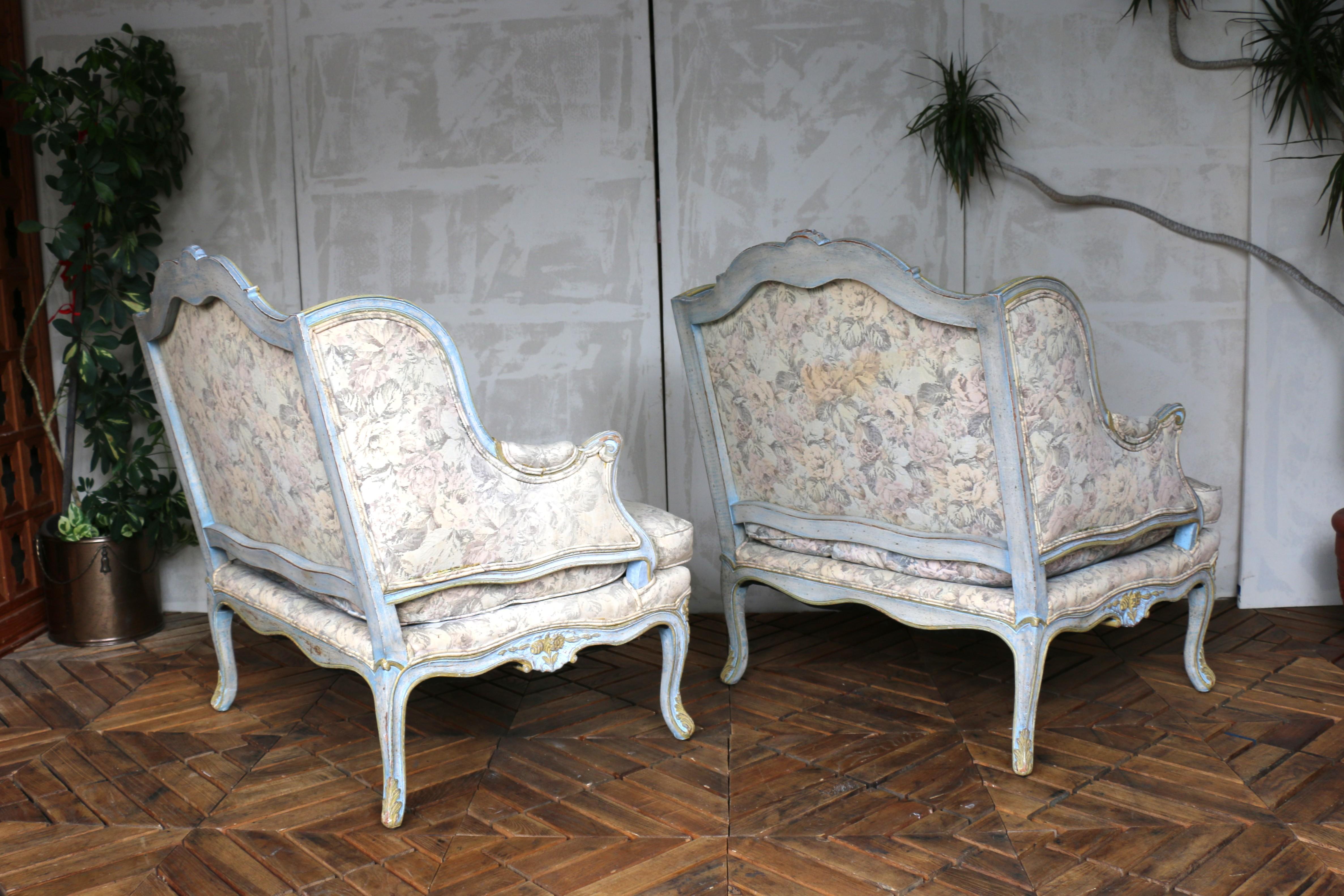 Paire de fauteuils Bergère Louis XV du milieu du 20e siècle - tapisserie florale en vente 3