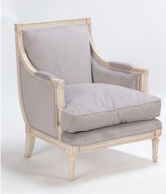 Paire de chaises bergères Louis XVI du milieu du 20ème siècle nouvellement tapissées