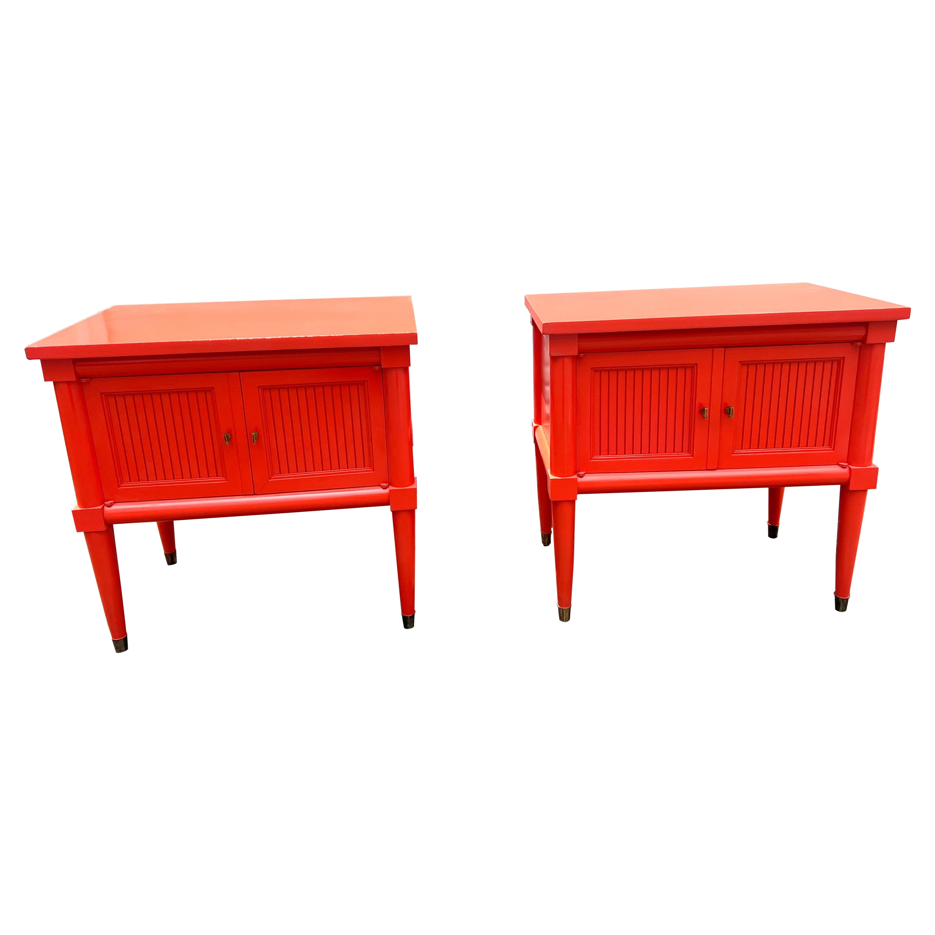 Coppia di comodini neoclassici laccati rosso pomodoro della metà del XX secolo