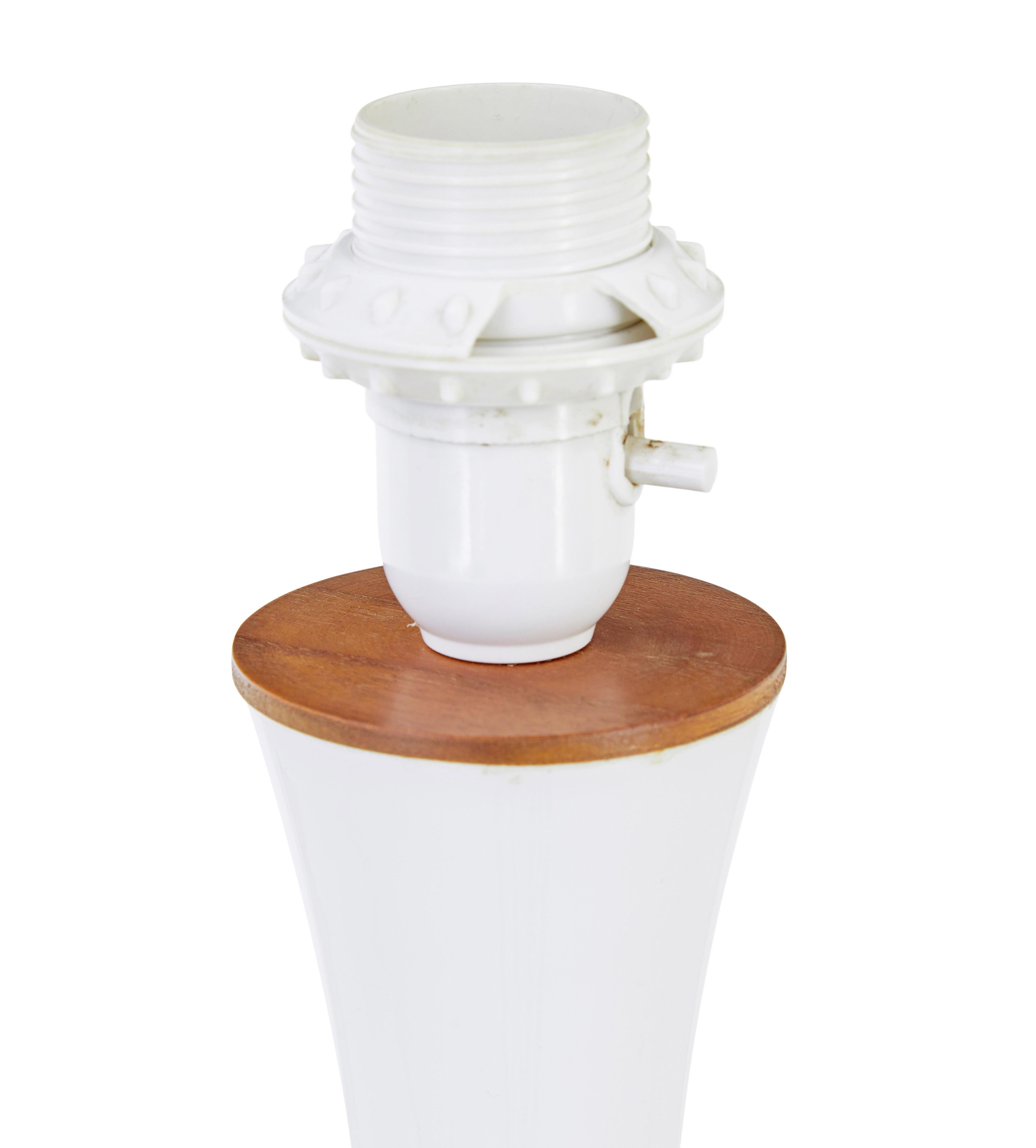Paire de lampes en verre opalin du milieu du 20e siècle par Bergboms de Suède vers 1960.

Elegante paire de lampes en verre opalin blanc de forme diabolique, fabriquées par le célèbre fabricant Bergboms.

La partie supérieure est dotée d'un collier