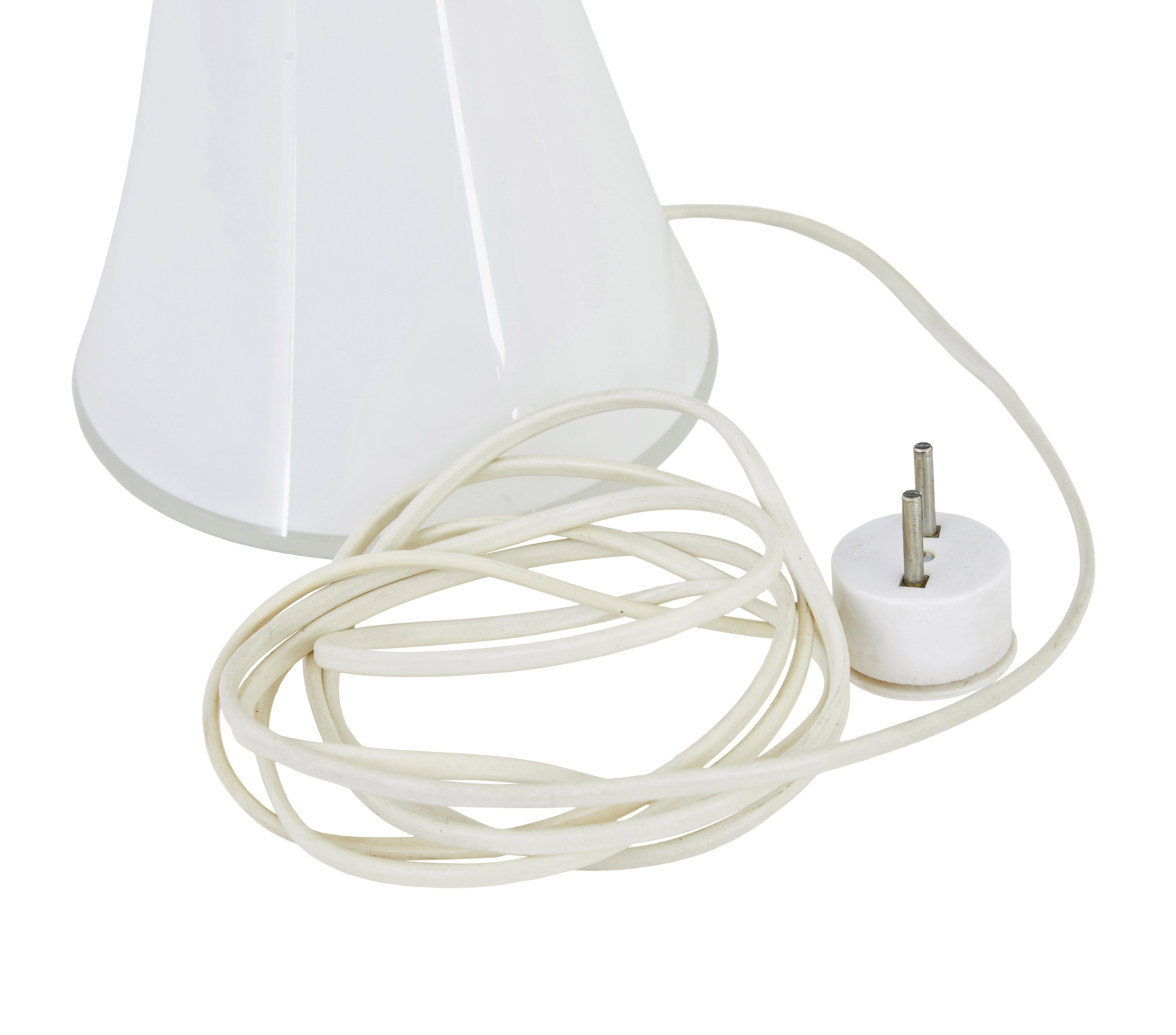 Vernissé Paire de lampes en verre opalin du milieu du 20e siècle par Bergboms de Suède en vente