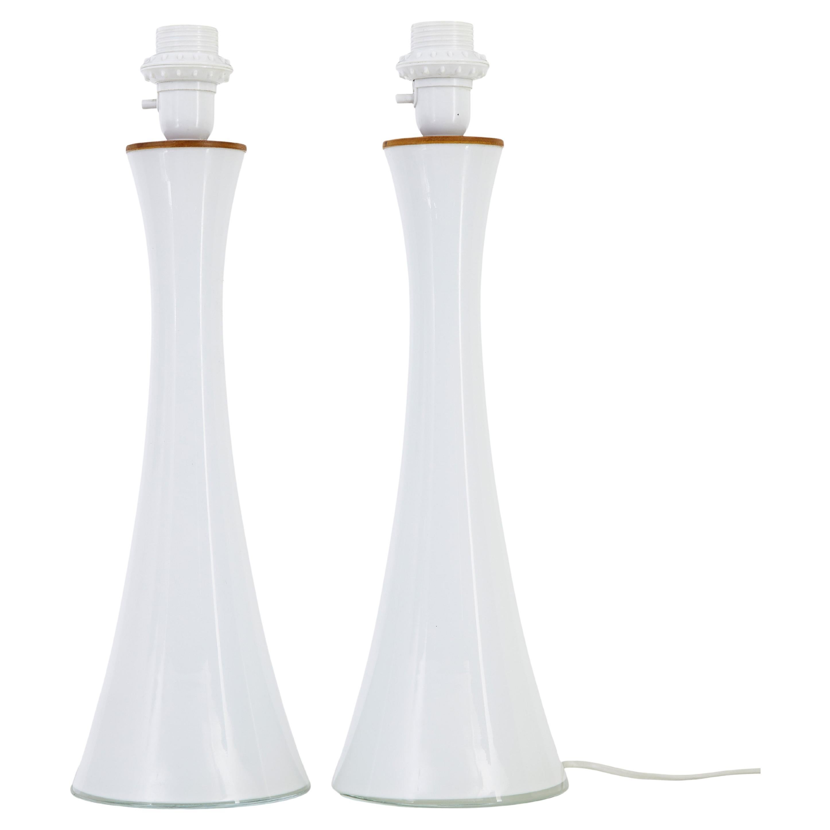 Paire de lampes en verre opalin du milieu du 20e siècle par Bergboms de Suède en vente