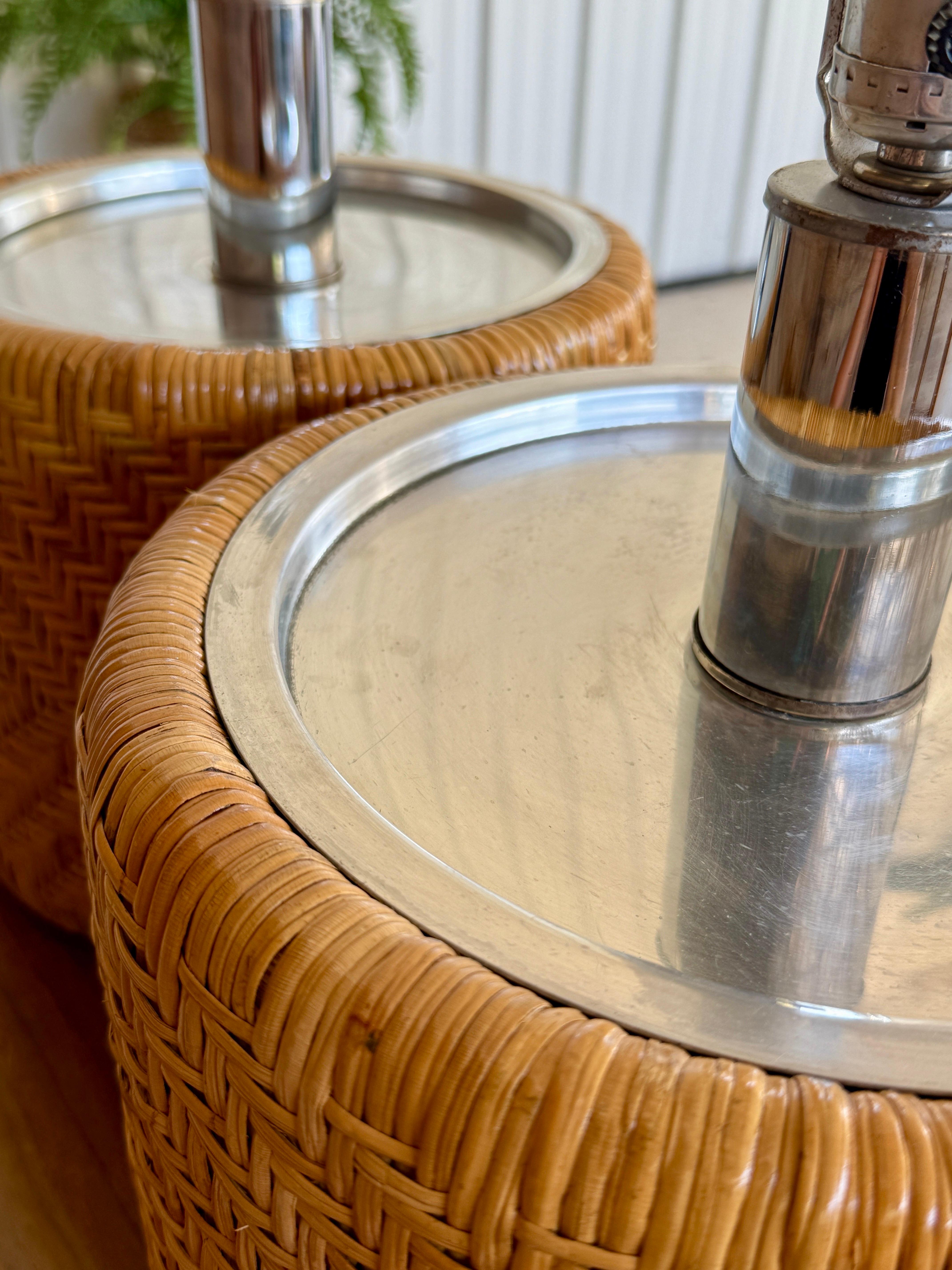 Paire de lampes de table modernes organiques du milieu du 20e siècle en rotin tressé et chrome en vente 3