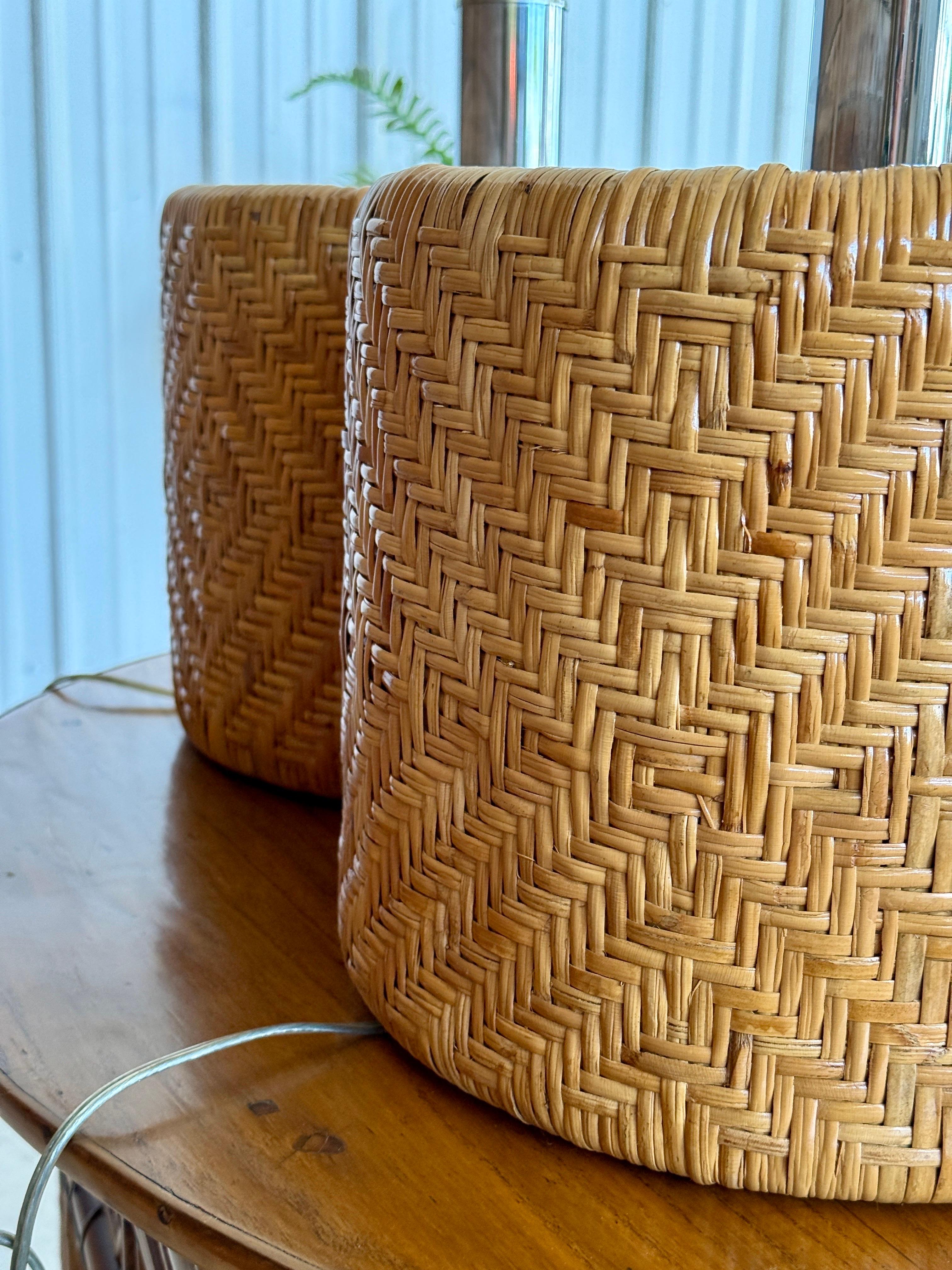 Paire de lampes de table modernes organiques du milieu du 20e siècle en rotin tressé et chrome en vente 5