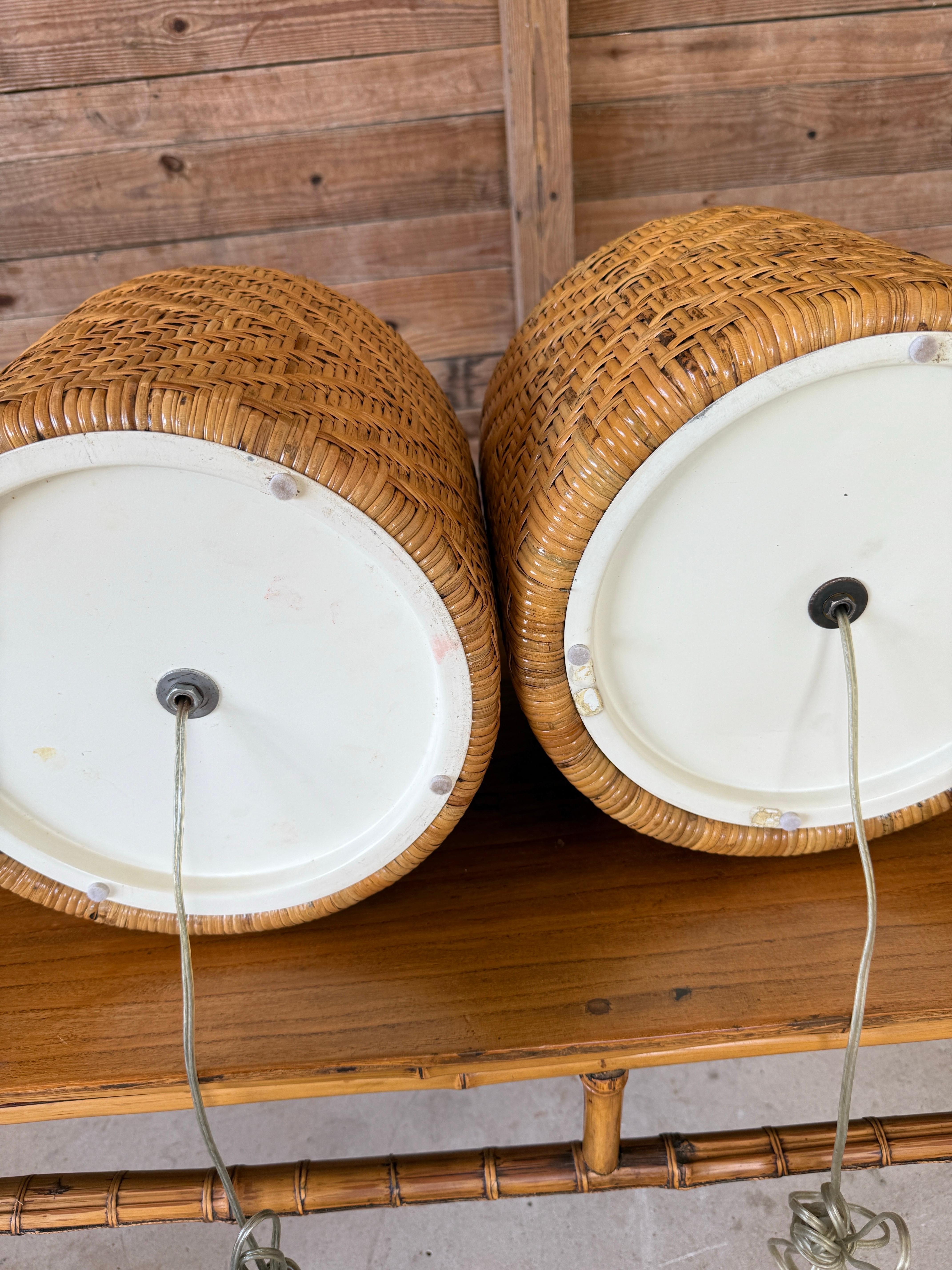 Paire de lampes de table modernes organiques du milieu du 20e siècle en rotin tressé et chrome en vente 6
