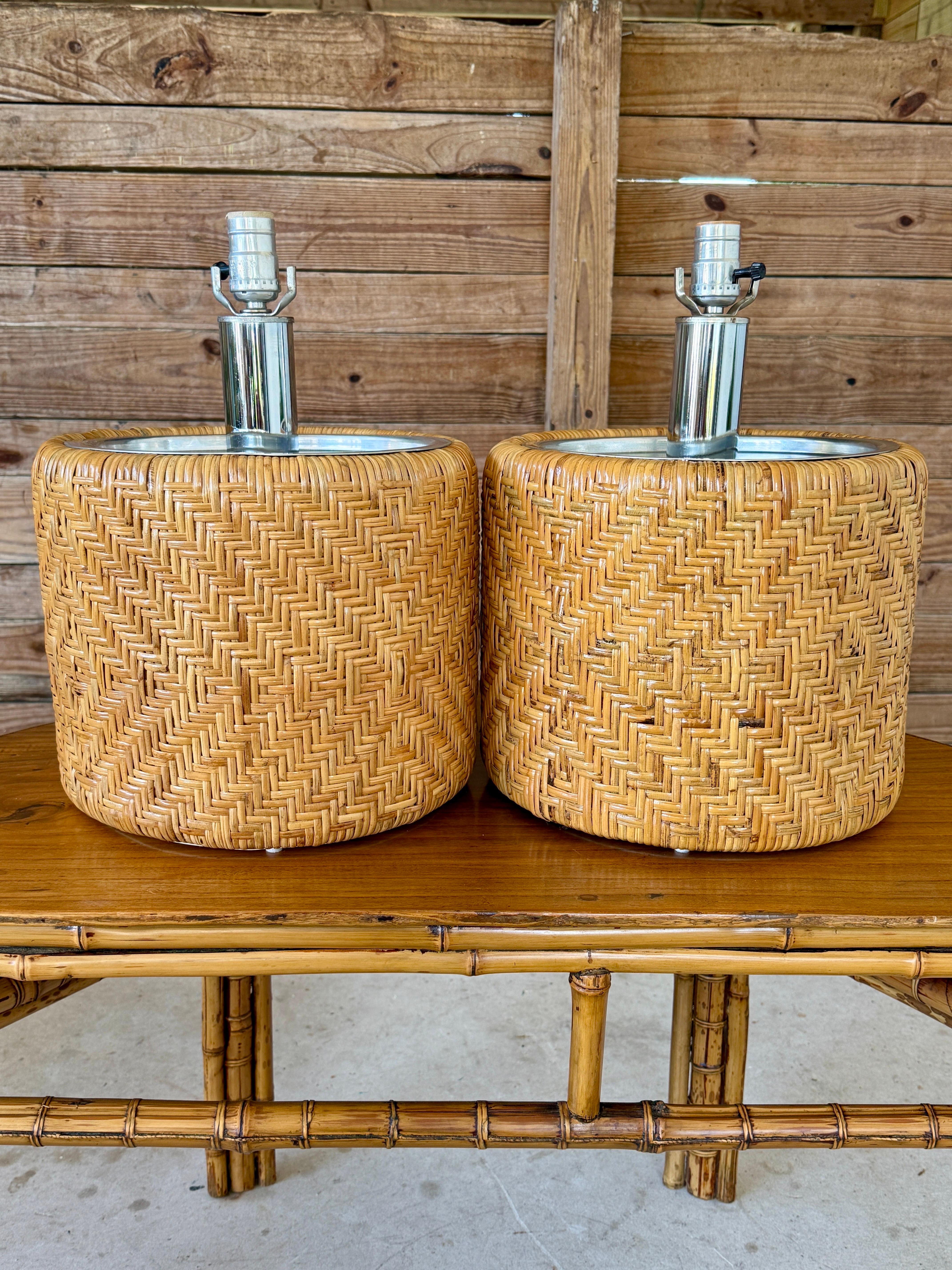 Paire de lampes de table modernes organiques du milieu du 20e siècle en rotin tressé et chrome en vente 7