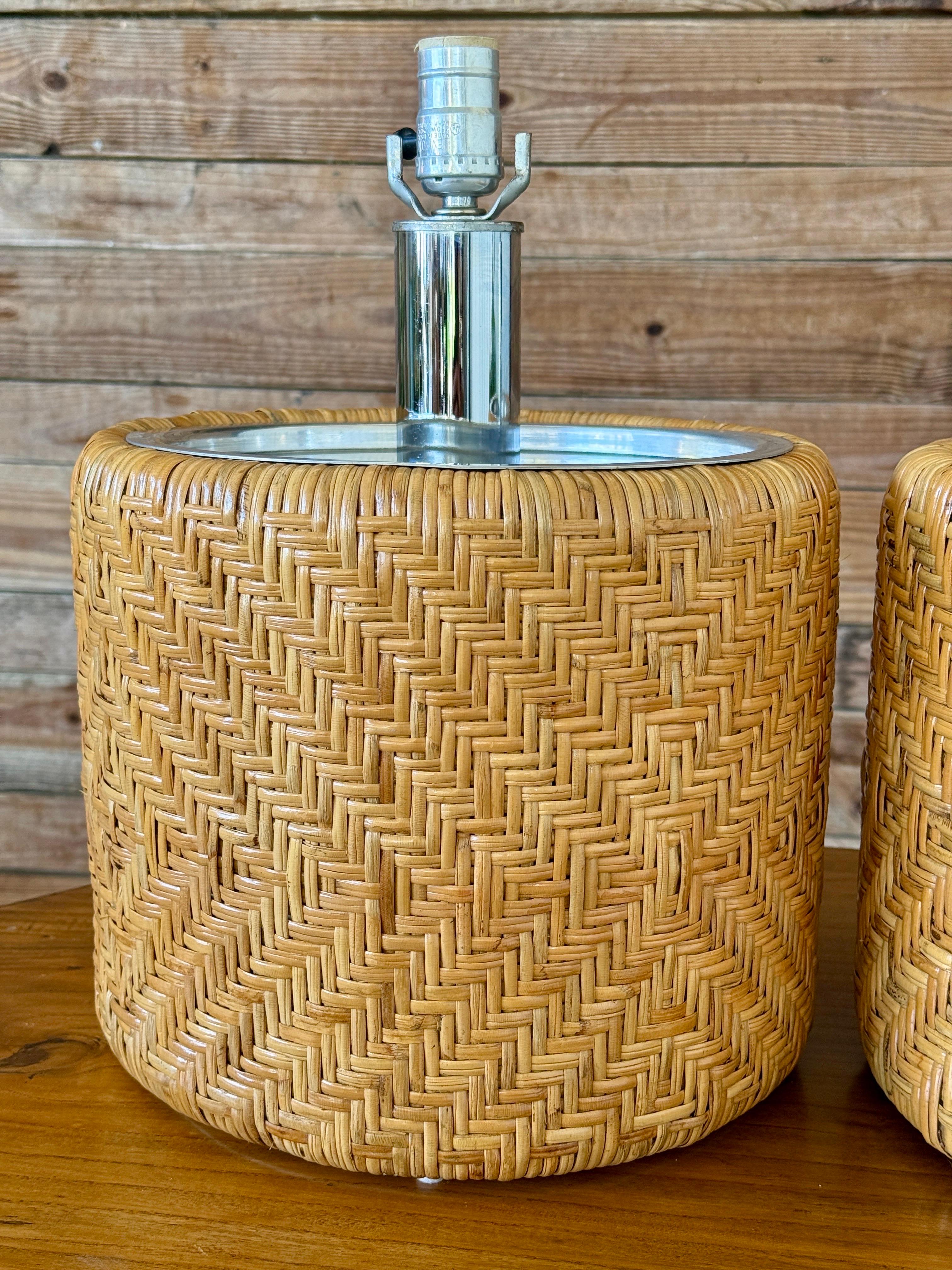 Paire de lampes de table du milieu du 20e siècle, dont le corps est en rotin tressé à la main avec une trame à chevrons et des ferrures en chrome poli. Le rotin a été remis à neuf pour faire ressortir sa chaleur et sa profondeur naturelles, tandis