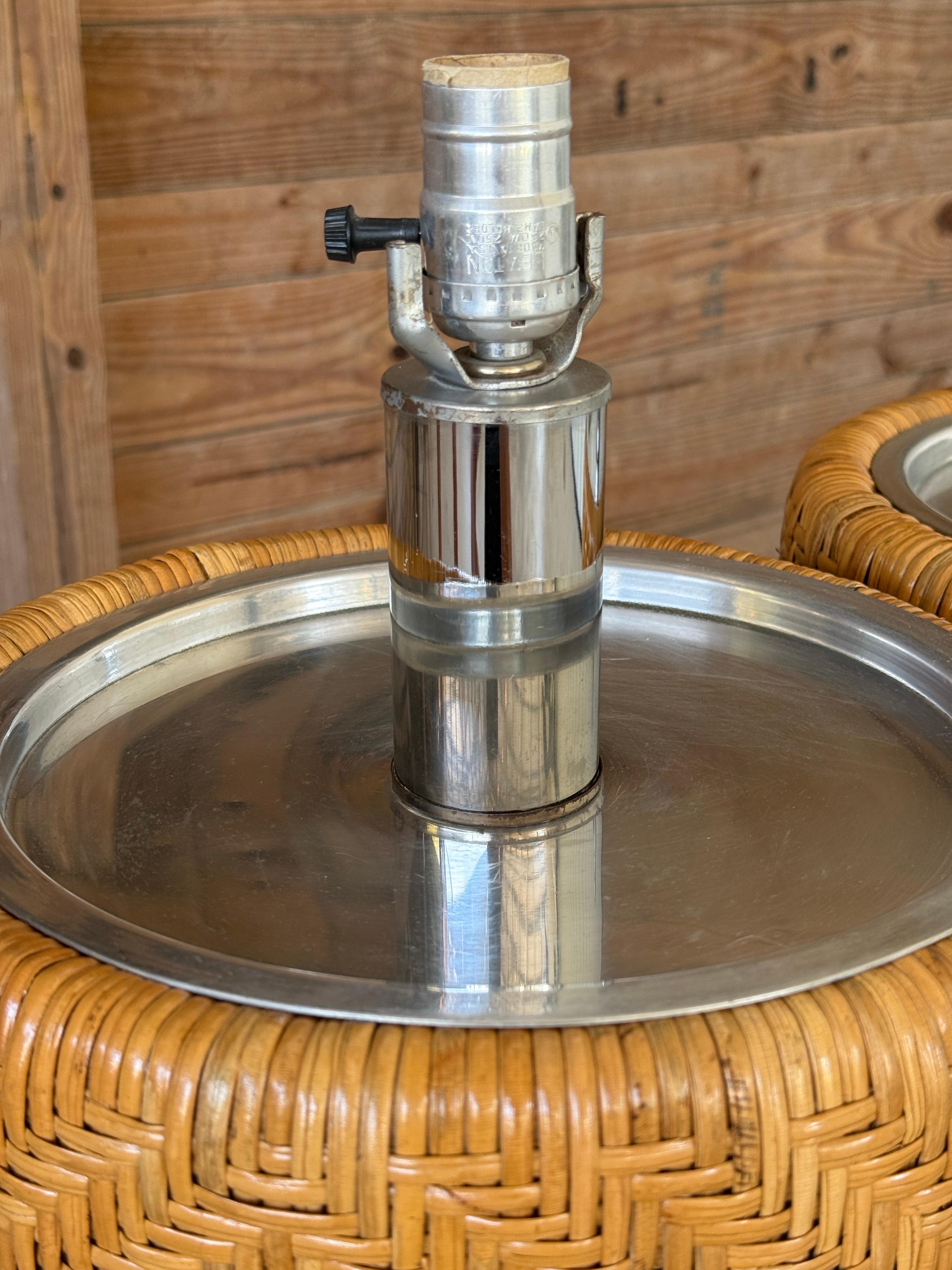 20ième siècle Paire de lampes de table modernes organiques du milieu du 20e siècle en rotin tressé et chrome en vente